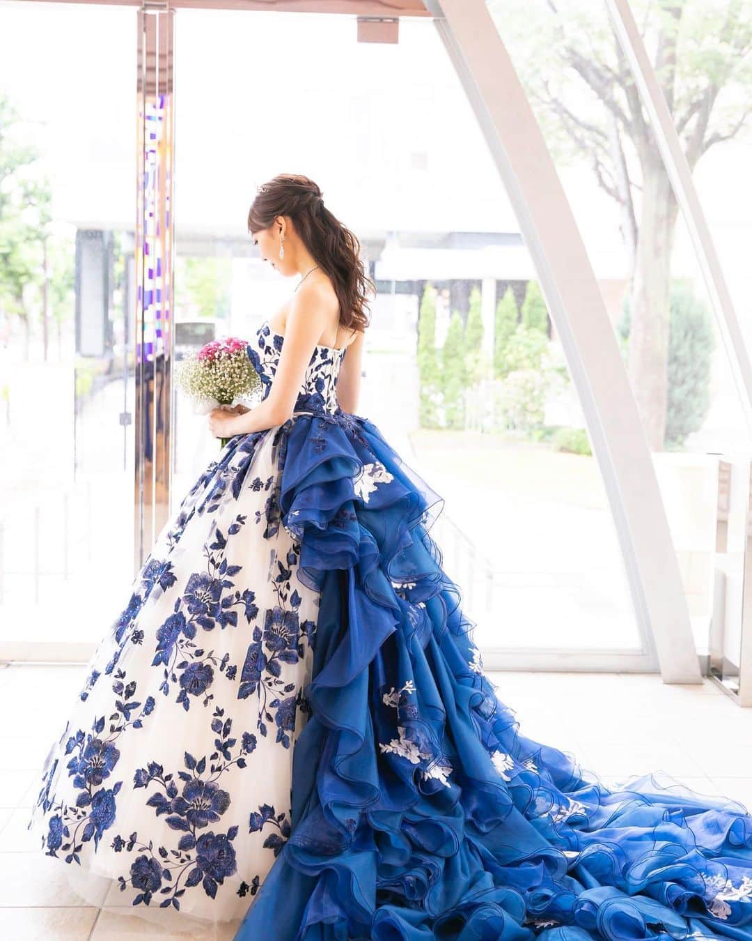 のインスタグラム：「※ hotelkokusai21 wedding  カラードレス👗 イサムモリタ ISAMU MORITA  ブライダルメニュー無料試食付き ブライダル相談会開催中！ お気軽にお問い合わせください。  ♥｡･ﾟ♡ﾟ･｡♥｡･ﾟ♡ﾟ･｡♥｡･ﾟ♡ﾟ・。゜♥｡ﾟ♡ﾟ･｡♥｡･ﾟ♡ﾟ･｡♥｡･ﾟ♡ﾟ･｡♥｡. . ブライダルフェア受付中です🎉 ご予約は @hotelkokusai21_bridal の HPから出来ます🌟 . ｡♥｡･ﾟ♡ﾟ･｡♥｡･ﾟ♡ﾟ･｡♥｡･ﾟ♡ﾟ・。゜♥｡ﾟ♡ﾟ･｡♥｡･ﾟ♡ﾟ･｡♥｡･ﾟ♡ﾟ･👰🤵✨  . #ホテル国際21　#ウェディング　#ホテルウェディング　#ブライダル　#長野　#長野結婚式　#長野市結婚式　#長野花嫁 #長野県　#長野市　#結婚式場　#結婚式　#披露宴会場　#チャペル　#衣裳　#ウェディングドレス　#タキシード　#コーディネート　#ヘアメイク　#花嫁ヘア　#花嫁メイク　#ブーケ　#ウェディングケーキ　#全国のプレ花嫁さんと繋がりたい　#花嫁　#プレ花嫁　#卒花　#前撮り　#後撮り　#wedding」
