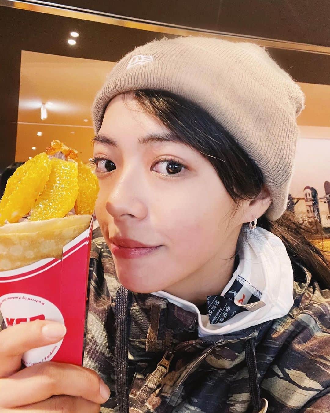 わちみなみのインスタグラム：「神立ですべりおわったあと、 クレープが本当に美味しいの🍊 新潟だから、生地が米粉でもちもち  この日は滑り過ぎて 次の日お尻が筋肉痛になりました😂♡  #神立スノーリゾート  #KSR #スノボ #スノーボード女子」