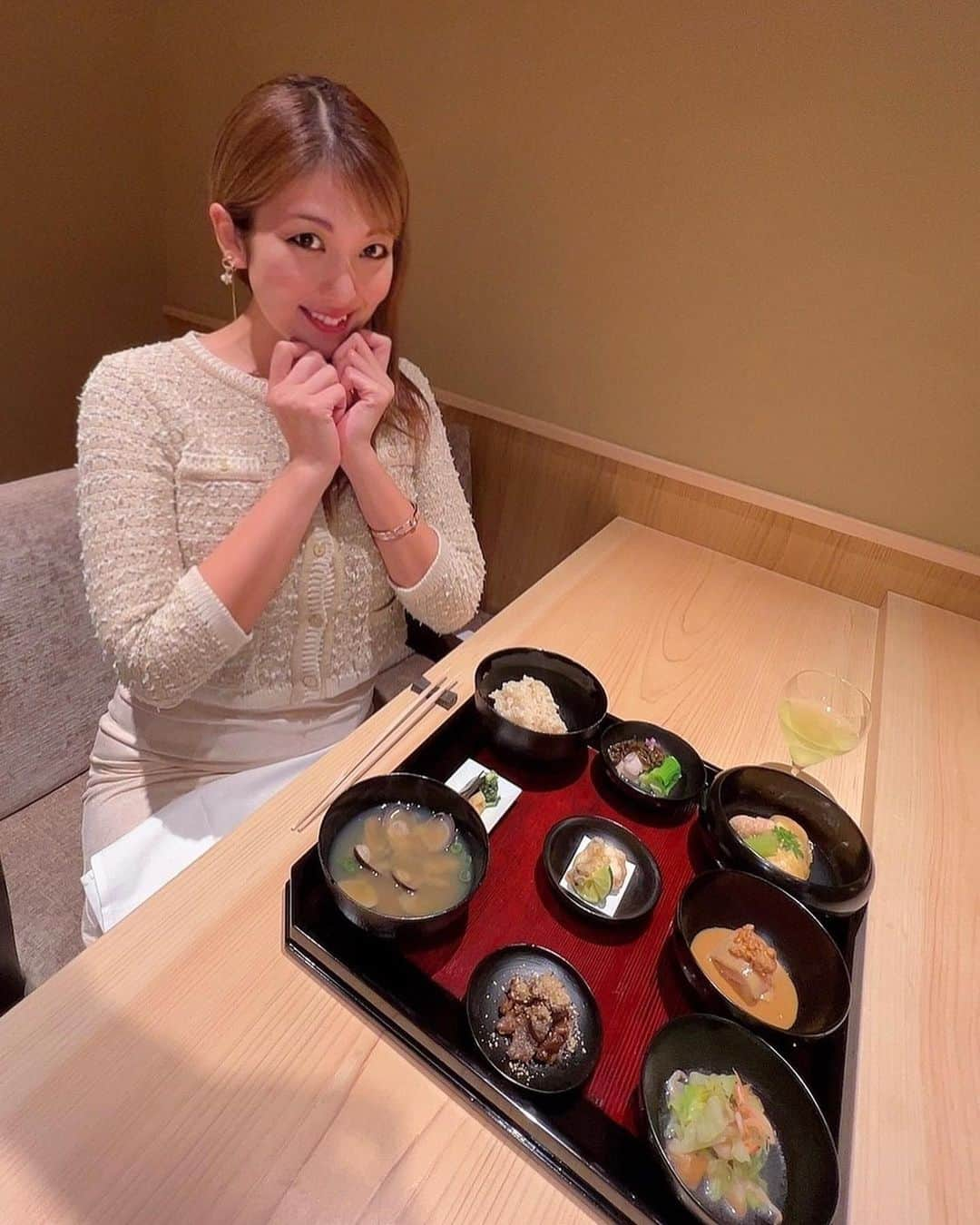 神谷麻美さんのインスタグラム写真 - (神谷麻美Instagram)「#世界最高峰の朝食 食べたよ🥰🗻🍱💕   #精進料理 のようで豪華な #朝食 、贅沢な時間でした☺️💗🍀   ごはんのおかわりが自由なので、卵かけご飯やのり弁、まぐろ節をかけたりと、いっぱい味を変えておかわりしたよ🍚🥰💗✨   #ふきのとう のアイスも初めて食べたよ🥰💗✨  美味しい食べ物は幸せになるね🥰🌈💕✨   #銀座稲葉 🥰✨ アマングループ「アマネム」の総料理長をつとめた稲葉正信さんの世界最高峰の朝食 🍱 💗   #銀座朝食 #銀座グルメ #銀座和食」3月9日 14時20分 - asamice428