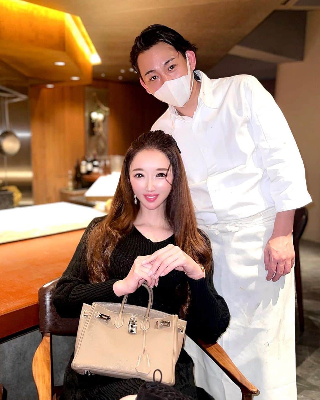 みぃみのインスタグラム：「ミシュラン大阪一ツ星【緒乃】①店主小野孝太氏と  ⁡愛してやまない一軒 @onokooouta  2月の緒乃さんも極上の味わいで大満足🥰 お料理は次のポストへ続きます ※お洋服は販売中miimiニットワンピ👗  《HOT NEWS》 緒乃さんの姉妹店【KOU】3/7より再開 洋食とワインペアリングを愉しむレストラン @kou20210721   ⁡ 緒乃は、淡島島緒乃、出張料理人、芦屋緒乃の集大成として、 2019年に北新地に移転グランドオープンした日本料理店。 魚介の宝庫、小野大将の地元淡路島で揚がった魚介をメインに、日本全国から一級品の食材を厳選仕入れ。また、緒乃は神戸ビーフ指定登録店で、純血但馬牛を素牛とする"神戸ビーフ"の中でも更に厳選したA5ランクの雌牛のフィレのみを使用。それらの上質な食材を使って、経験豊富な小野大将が調理するお料理は、日本料理の基本をリスペクトしつつ独創性や遊び心を織り込み、ここでしか食食べられない珠玉の数々。 どれも洗練されているのに直球の美味しさ✨ ⁡ お料理が超絶美味しいのは言うまでもなく、何よりも小野大将が素敵です。通えば通うほどお人柄の良さが偲ばれます。小野大将は初見のお客様にも、常連さんと分け隔てなく優しくて親切です。まだ未訪の方は是非行かれてみて下さい(*´˘`*)💕 予約はOMAKASEのみ ⁡ ⁡ ■料理長 小野孝太 さん まだお若く見える小野大将ですが、料理年数25年以上のベテラン料理人です。茶道も華道も書道も嗜み、SSI認定唎酒師でもあり、日本料理の真髄を心得ている実力派。1979年兵庫県生まれ。淡路島の料理屋の三代目として生まれ幼い頃から料理人を志す。調理師学校卒業後、長崎の料亭で11年間の住込みの修業を経て、家業を継ぐ。淡路島随一の名店になる。その後、完全予約制の芦屋緒乃を開店し予約困難店となる。2019年7月北新地に移転グランドオープン。2021年7月21日緒乃2号店【KOU】オープン。2022年版ミシュラン京都大阪一ツ星獲得 ⁡ ⁡ #緒乃 #大阪 #北新地 #日本料理 #ミシュラン 一つ星 #食べログ 4.08 #予約困難店 #人気店 ⁡ ⁡ #北新地緒乃 #instagood #canon #ディナー #一眼レフ #osaka #gourmet #大阪グルメ #関西グルメ  #北新地グルメ #カメラ好きな人と繋がりたい #グルメ好きな人と繋がりたい #食べログ #食べスタグラム #食 #グルメ巡り #懐石料理 #和食 #Michelin」
