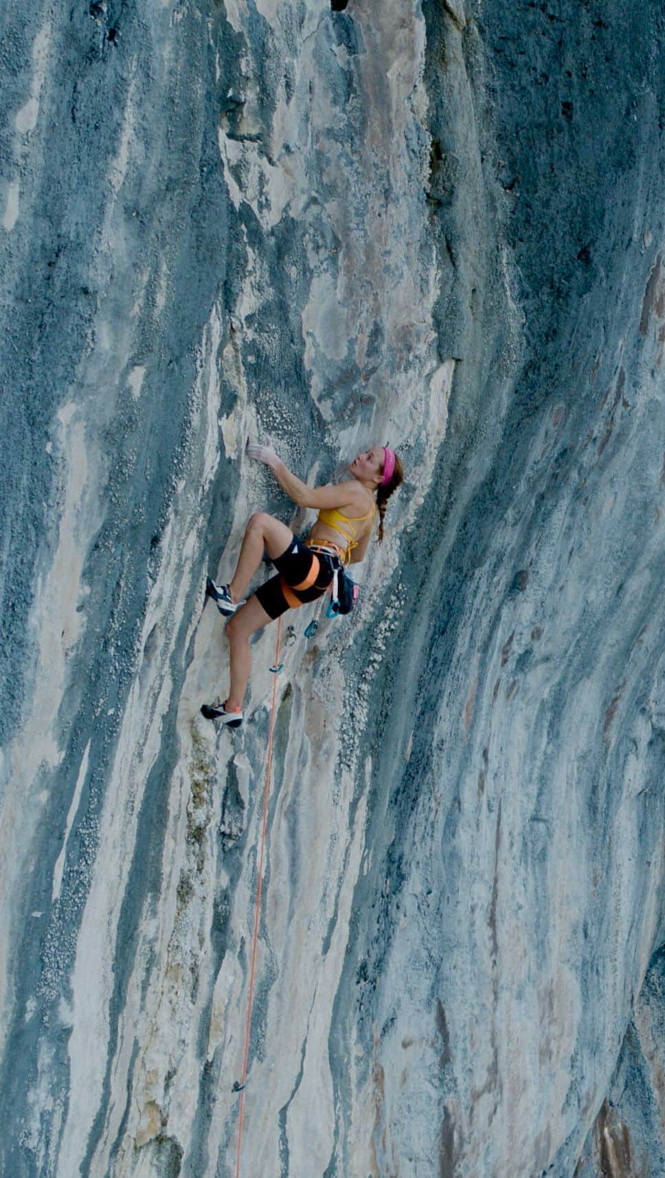 サッシャ・ディギーリアンのインスタグラム：「Currently, there are just over 100 routes in Makatea, ranging from 5.6 - 5.14. Many of these climbs are 30m (~90 ft) tall lines. This still comprises of less than 15% of the potential climbing that exists. I have traveled to over 50 different countries, many of which specifically for climbing trips. The rock in Makatea is world class. From the marble-white head walls, to the steep, dimensional black and white featured prows, if you can get over climbing in the heat, Makatea should be on your bucket list of climbing destinations to travel to.  More 🔜  🎥 @potter_remi_mike」
