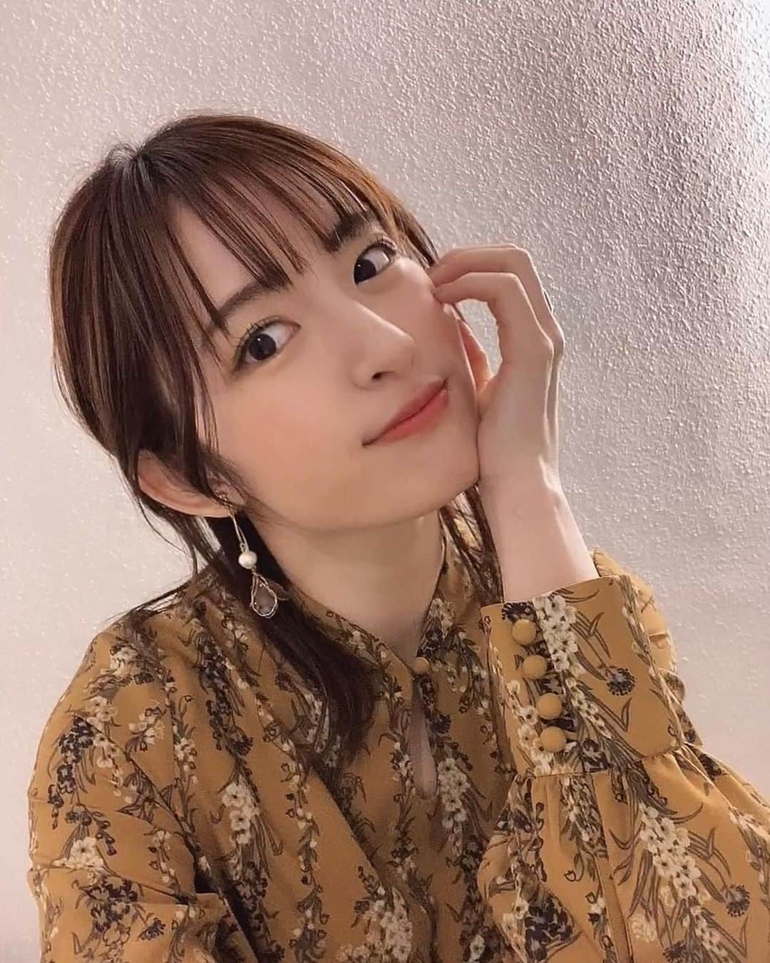 小松未可子のインスタグラム：「と、言うわけで！  小松上坂徳井と夜あそび。 声優と夜あそび。  ひとまず！ 今季いっぱいで！ MCを！ おやすみしまーす！！！！！！  2年間本当にお世話になりました！ 楽しい時間はあっという間です…( ˘ω˘)  とはいえ、また色々な形で参戦出来るといいなと思っておりますし🍣  愉快な夜あそびチームは色々な形で引き継がれていくと思いますので  残りもあと2回になりますが… 最後まで楽しんでいってくださいね😎  今日はサンキュー！！！の日ということで、感謝を述べまくる日でございました。 その中でちらっと話したセブンのフィナンシェの写真を置いていくよ！ お腹すいたなー！！！  衣装は春の訪れらしいイエローなワンピースでした✌️  また来週〜👋  (写真見て思ったけど私いつも頬杖ついてるな🤔)」