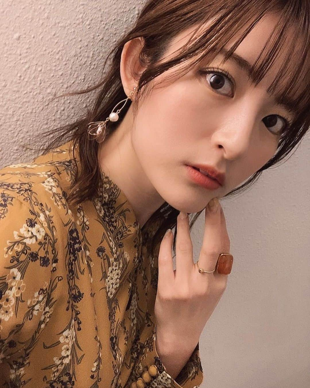 小松未可子さんのインスタグラム写真 - (小松未可子Instagram)「と、言うわけで！  小松上坂徳井と夜あそび。 声優と夜あそび。  ひとまず！ 今季いっぱいで！ MCを！ おやすみしまーす！！！！！！  2年間本当にお世話になりました！ 楽しい時間はあっという間です…( ˘ω˘)  とはいえ、また色々な形で参戦出来るといいなと思っておりますし🍣  愉快な夜あそびチームは色々な形で引き継がれていくと思いますので  残りもあと2回になりますが… 最後まで楽しんでいってくださいね😎  今日はサンキュー！！！の日ということで、感謝を述べまくる日でございました。 その中でちらっと話したセブンのフィナンシェの写真を置いていくよ！ お腹すいたなー！！！  衣装は春の訪れらしいイエローなワンピースでした✌️  また来週〜👋  (写真見て思ったけど私いつも頬杖ついてるな🤔)」3月10日 1時27分 - mikako_komatsu