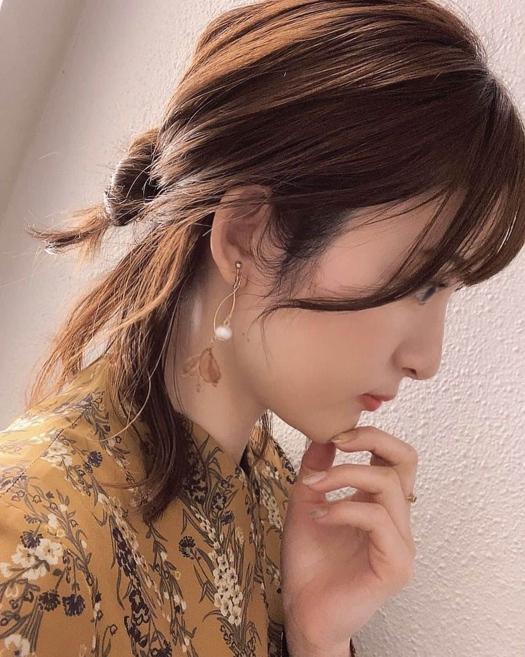 小松未可子さんのインスタグラム写真 - (小松未可子Instagram)「と、言うわけで！  小松上坂徳井と夜あそび。 声優と夜あそび。  ひとまず！ 今季いっぱいで！ MCを！ おやすみしまーす！！！！！！  2年間本当にお世話になりました！ 楽しい時間はあっという間です…( ˘ω˘)  とはいえ、また色々な形で参戦出来るといいなと思っておりますし🍣  愉快な夜あそびチームは色々な形で引き継がれていくと思いますので  残りもあと2回になりますが… 最後まで楽しんでいってくださいね😎  今日はサンキュー！！！の日ということで、感謝を述べまくる日でございました。 その中でちらっと話したセブンのフィナンシェの写真を置いていくよ！ お腹すいたなー！！！  衣装は春の訪れらしいイエローなワンピースでした✌️  また来週〜👋  (写真見て思ったけど私いつも頬杖ついてるな🤔)」3月10日 1時27分 - mikako_komatsu