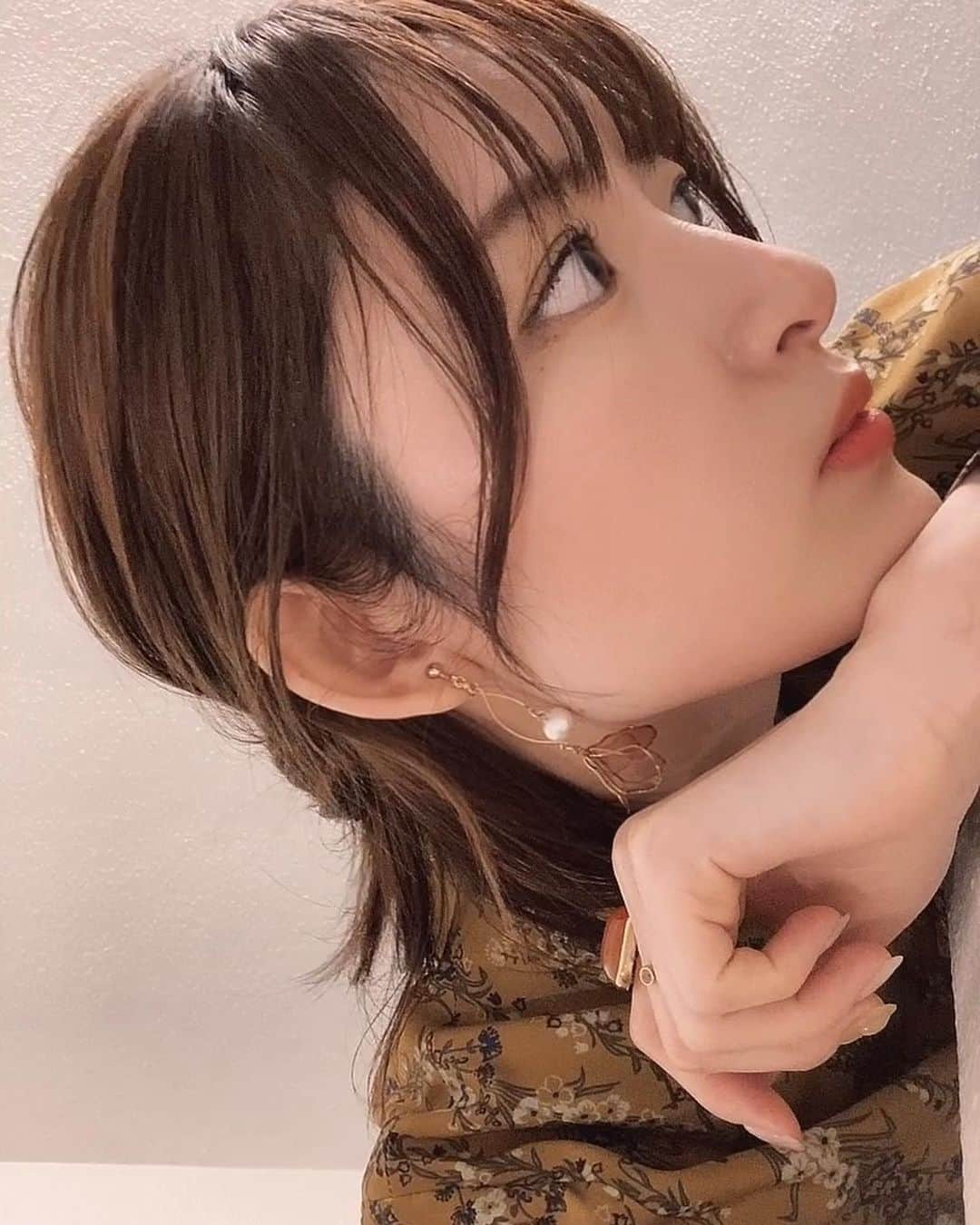 小松未可子さんのインスタグラム写真 - (小松未可子Instagram)「と、言うわけで！  小松上坂徳井と夜あそび。 声優と夜あそび。  ひとまず！ 今季いっぱいで！ MCを！ おやすみしまーす！！！！！！  2年間本当にお世話になりました！ 楽しい時間はあっという間です…( ˘ω˘)  とはいえ、また色々な形で参戦出来るといいなと思っておりますし🍣  愉快な夜あそびチームは色々な形で引き継がれていくと思いますので  残りもあと2回になりますが… 最後まで楽しんでいってくださいね😎  今日はサンキュー！！！の日ということで、感謝を述べまくる日でございました。 その中でちらっと話したセブンのフィナンシェの写真を置いていくよ！ お腹すいたなー！！！  衣装は春の訪れらしいイエローなワンピースでした✌️  また来週〜👋  (写真見て思ったけど私いつも頬杖ついてるな🤔)」3月10日 1時27分 - mikako_komatsu