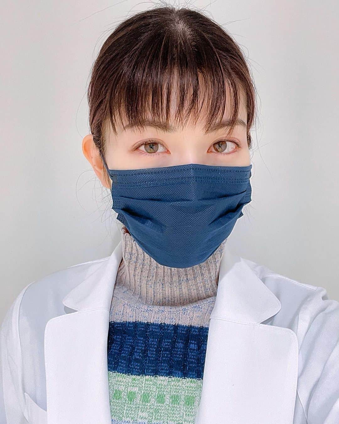 櫻井麻美のインスタグラム：「必死に書き上げた"脂肪細胞に対するタキシフォリンの作用"についての論文がアメリカの医学雑誌に掲載されました📗 ようやく医学博士になるための資格がそろいました👩‍🎓 ・ 明日が卒業式なので、ギリギリです😳💨 ・ 美大出身の私が医学の世界に入って6年間、素晴らしい先生方のご指導のお陰でここまで持ち堪えることができました🙌本当に感謝です🥺 ・ 応援してくださったみなさま、本当にありがとうございました💓 ・ これからは、この研究結果をみなさまの美と健康のサポートに活かせるように頑張ります！ ・ ・ #医学博士 #博士課程 #taxifolin #タキシフォリン #白衣 #研究 #脂肪細胞 #抗炎症  #美容家 #アラフォー美容」