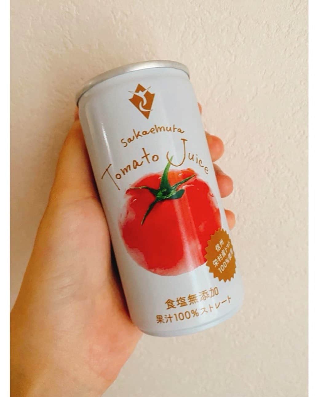 三石佳那さんのインスタグラム写真 - (三石佳那Instagram)「最近、#信州　でみつけた 美味しかったジュース  1枚目　ワイン会社のナイアガラジュース 「何これ！白ワインみたいな大人な味わい」  2枚目　栄村のトマトジュース！ 「新鮮で美味しいトマトの味がする。 濃厚というよりはすっきり飲みやすい」  またみつけたらリピートしたいな♡  #ジュース #信州#長野#nagano#栄村 #ナイアガラ#トマトジュース #手がコンプレックス」3月9日 16時55分 - mitsuishi_kana_bsn