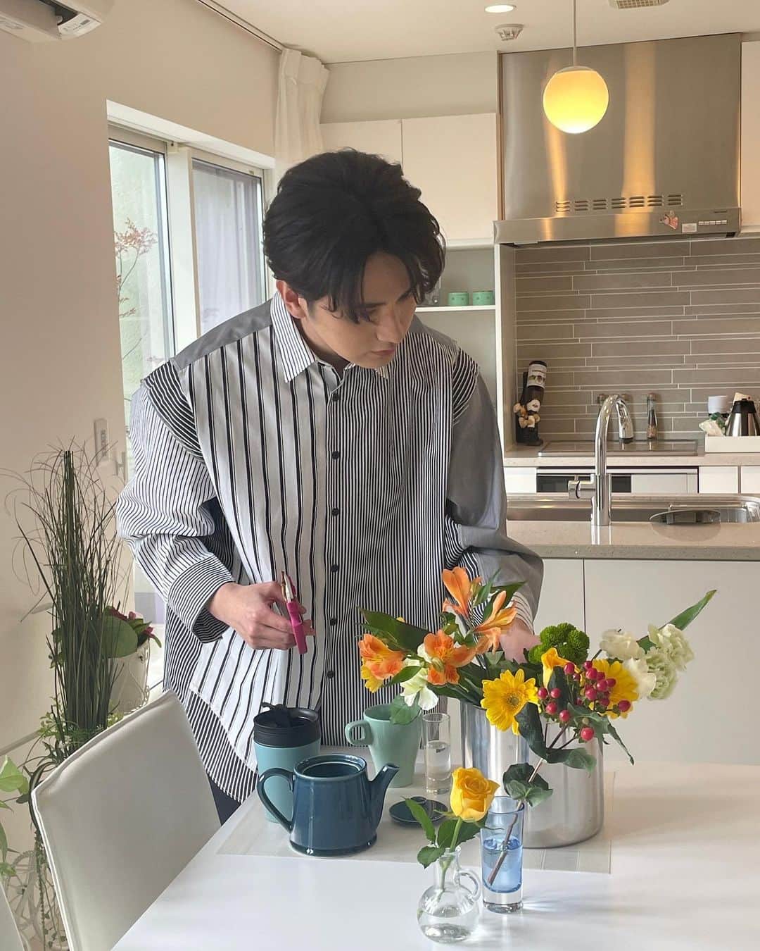 瀬戸利樹さんのインスタグラム写真 - (瀬戸利樹Instagram)「今月号の「DUeT」さんでは、 花を色んなものに飾り付けをしました🌺 観葉植物にも興味が湧いてきたところでもあります、、、 好きな花あります？ 瀬戸はあります！ #DUeT #花 #Flower」3月9日 16時54分 - toshiki_seto_official