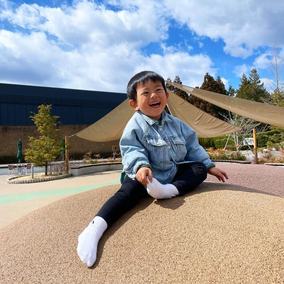 EMIのインスタグラム：「どこに行っても笑顔で人懐っこいまなと❤︎  いつもありがとう❤︎  #mylove #myson #family #smiley #babyboy #息子 #家族 #笑顔」