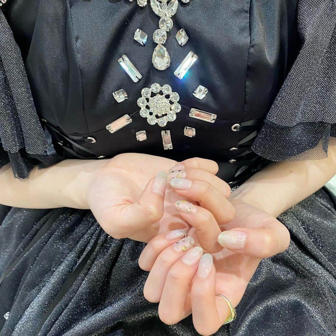 吉井美優のインスタグラム：「． 今回は生誕祭に合わせて キラキラネイル 👸🏻 ネイル中も終始 かわいー って 叫んでた お揃いしよね 🪄❤︎」