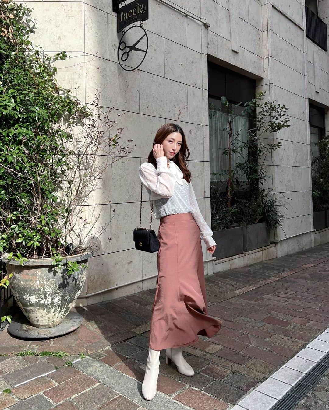 阿野いずみのインスタグラム：「春服🌸  大人かわいい🥺♡  ☑︎シアーボウタイブラウス ☑︎ふんわりフレアロングスカート ☑︎テーラードジャケット ☑︎フロントオープン キャミ&ボレロset  もうすぐ発売です✨ 🏷新作発売から24時間限定で5%offになるので、発売までもうしばらくお待ちください☺️  1枚目の写真でコーデに取り入れているピンクのマーメイドスカートは完売しました😭✨ありがとうございます✨  TOKYO GIRLS COLLECTION ✖️Dholic @tokyogirlsmarket_official   プロフィールのURLやストーリーのURLから✔︎してみてください☺️  .  @dholic_official #tokyogirlsmarket #tgm_dholic #dholic #dholicsnap  #ボウタイブラウス #フレアスカート #フレアロングスカート #テーラードジャケット #フロントオープンワンピース  #骨格ウェーブコーデ #大人かわいい #韓国ファッション」
