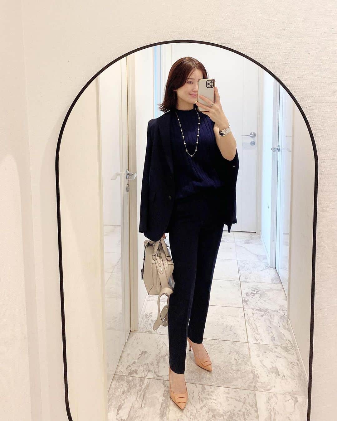 永田明華のインスタグラム：「uniqlo の#セットアップ  話題の  #感動ジャケット　と #感動パンツ  今回#オフィスコーデ　や#幼稚園コーデ として #ネイビーコーデ にしましたが、  次回はいつものように#きれいめカジュアル や#カジュアルコーデ にしてみようと思います😍  #ユニクロ新生活 #新生活ユニクロ #pr」
