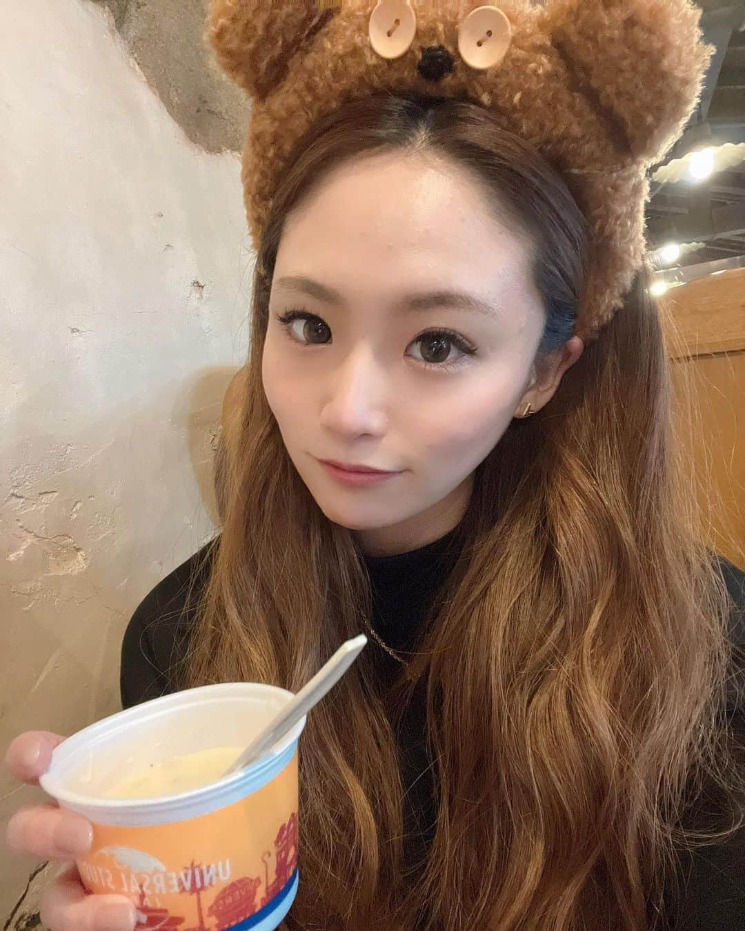 星乃麻梨花のインスタグラム：「ティム〜🐻💓💓  辞めたからこそ書けること書くので 男性は参考にしてください📝笑  現役時代にも何度も失礼な事言われて 凄く嫌だったけど嫌な様子見せなくてそれなりに対応していたけど(仕事だからね) 辞めた後にまで連絡きたから ついに反撃してみたの！ そしたら、すごい勢いで反撃されて 終いには頭の弱いバカ女扱いされました😂(意地悪されるのはよくあるけど)  あたしはその人の為をおもって 言った言葉だったんだけど 自分は好き勝手言ってくるのに 少しでも反論したら ボロクソ言ってくる😂😂(もうホステスでもないのに。)  ホステスさんだって、ニコニコしながらも 失礼な事言われたら本当に傷つくし 楽しそうにしてたって内心は全然違う事思ってたりすること全然あるから  好かれたいのなら、もっともっとホステスに優しくしてあげてください🥺(いや、普通でもいい)  口説くために優しくして、 口説けなかったら豹変して攻めてくる。失礼な言葉かけてくる。 こうゆう人って意外と多いのよね！  メンタル鍛えられて 深く言葉を受け入れない技術は見つけていくんだけど それでもやっぱり感情って削られていくから😂  こうゆうときに、楽しいことも沢山あったけど ぁー、辞めて良かったなと安心します😮‍💨笑  私はホステスのお仕事って決して楽だとは思わないし なにがあってもニコニコしながら 相手を気遣うことのできるホステスさんをリスペクトします👸  ホステスだから何言っても大丈夫！ この人は笑ってくれるから大丈夫！ ホステスは許してくれるから大丈夫！  そんな雑な扱いしないでね😎  そんな変な人ばかりじゃなく 優しいお客様もたーっくさんいたけど そんな優しくしてくれた人は辞めたあとも やっぱり好きだ☺️✌️  ホステスさんに好印象残すのって 実は凄く簡単で、 嫌なことをしないだけ！！！ これに限る🤭🤭  ＃今だから言えること #参考にどうぞ」