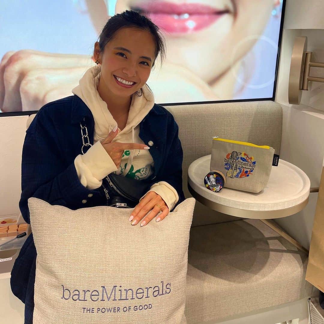 佐野千晃のインスタグラム：「⁡ bareMineralsのミニセミナーに参加してきて佐野千晃のレベルがアップした‹‹\(´ω` )/››‹‹\( 　´)/›› ‹‹\( ´ω`)/››~♪(( ⁡ 3/16から店頭でも発売されるファンデマジでおすすめなんす🤤 ⁡ ミネラルでしか作られてないから肌にも良いし運動の時にも最適なり🤤 ⁡ #natural #healthy #good #gilrs #gilr #cool #cute #ooted #selfie #self #face #スポーツ女子 #スポーツ #ハワイ #笑顔 #ひまわり#bareMinerals #ベアミネラル」