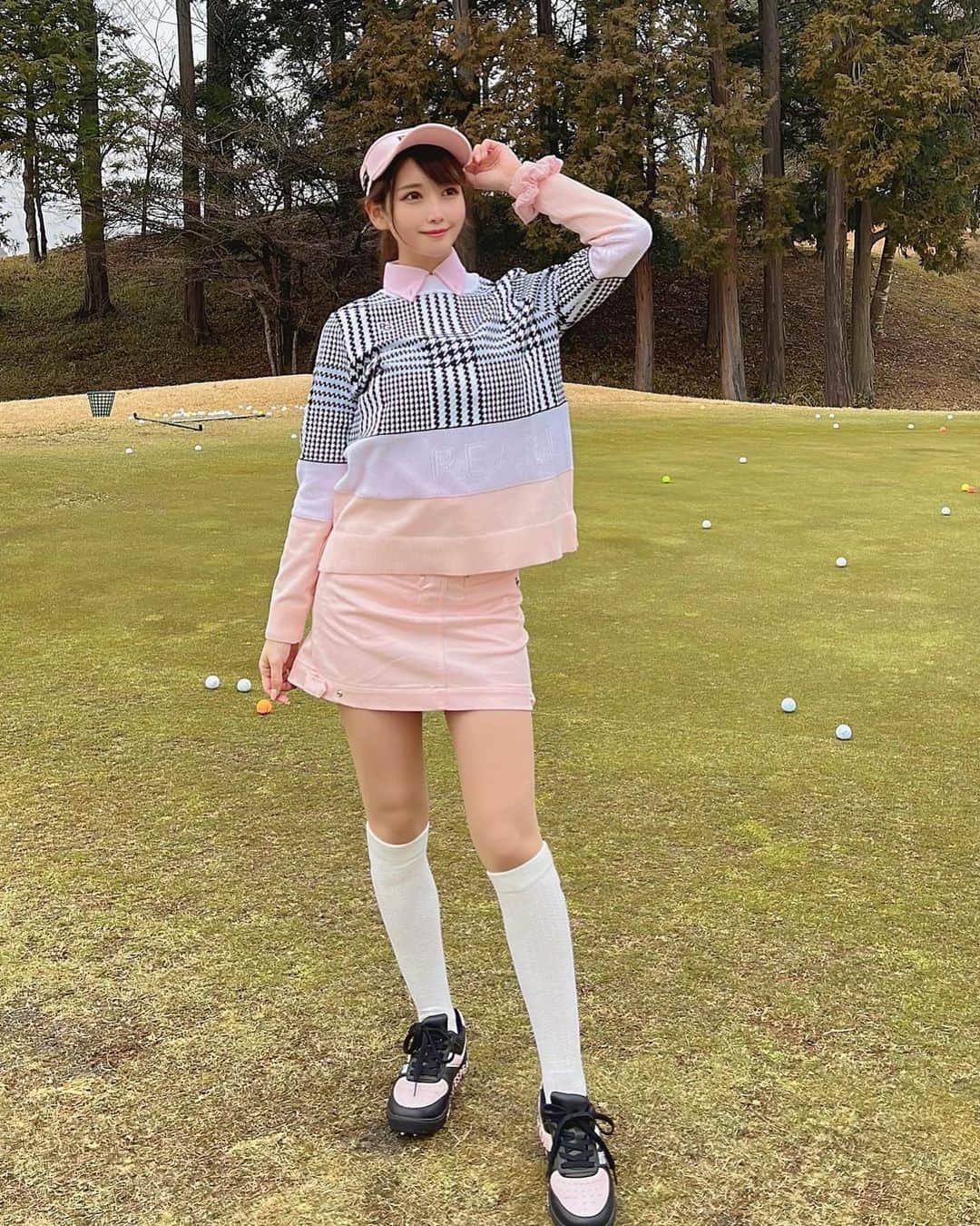 のインスタグラム：「. 桜色🌸🌸 @pearlygates_official コーデ🤍 柔らかいピンクだいすき〜🥰 . トップスがゆるっとしててかわいいの! スカートも短め丈ですっきり🌸 いつの間にか180度まわっちゃってておしりのぽっけが前にきてるけど🤣 . . 花粉が凄いから今年こそ花粉症になりそう。。やだなぁ。。🤧 . #ゴルフ女子#ゴルフ#ゴルフウェア#ゴルフコーデ#ゴルフファッション#ゴルフ女子コーデ#パーリーゲイツ#パーリーゲイツコーデ#ピンク#ピンクコーデ#成田ゴルフ倶楽部 #golf#golfswing#golfwear#golflife#golfaddict#golfstagram#golfshot#golfgirl#golfer#pink#pearlygates#japanesegirl」