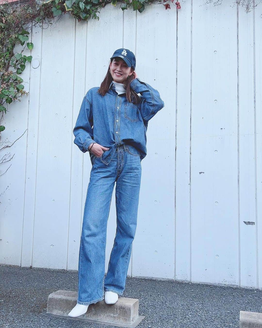 谷川りさこのインスタグラム：「久々私服どぇす！ 春に近づき花粉がとにかく やばいが、 春服は早く着たい❤️ デニムonデニム  皆様は 今年の春はどんな ファッションに注目しておりますか？？  #spring #springfashion  #花粉症#春コーデ #ootd#outfit#私服」