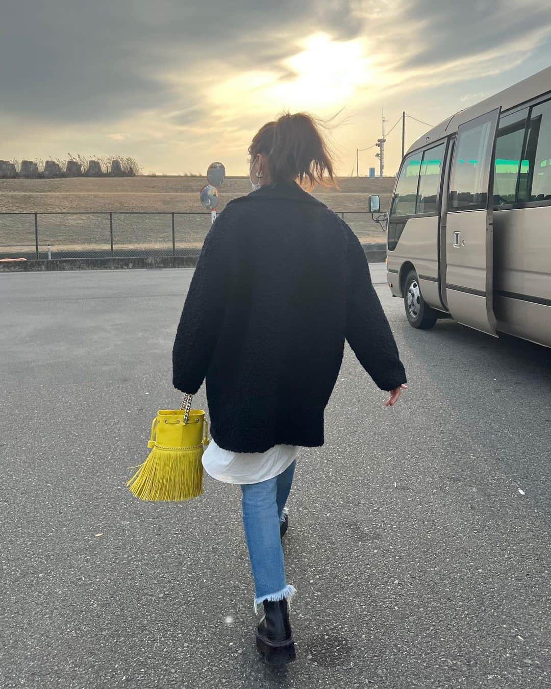 近藤千尋のインスタグラム：「今日はロケday📺🤍🤍 コーディネート企画でした💕 3/26の　#花咲かタイムズ  生放送にもお邪魔しますよー😍❣️ 是非ご覧ください🥳 #CBCテレビ  私服も衣装もデニムだった日✌️ 帰りの空が綺麗だった〜🌇  黄色のカバンは春らしくてお気に入り💕 @jandmdavidson   衣装の詳細です⬇️  @designersremix  アクセサリー @crestare_official  急なインスタライブだったのに たくさんの方が見てくれて 嬉しかったー💕💕 またします☺️  さて、お母ちゃんに戻りますよ🥰」