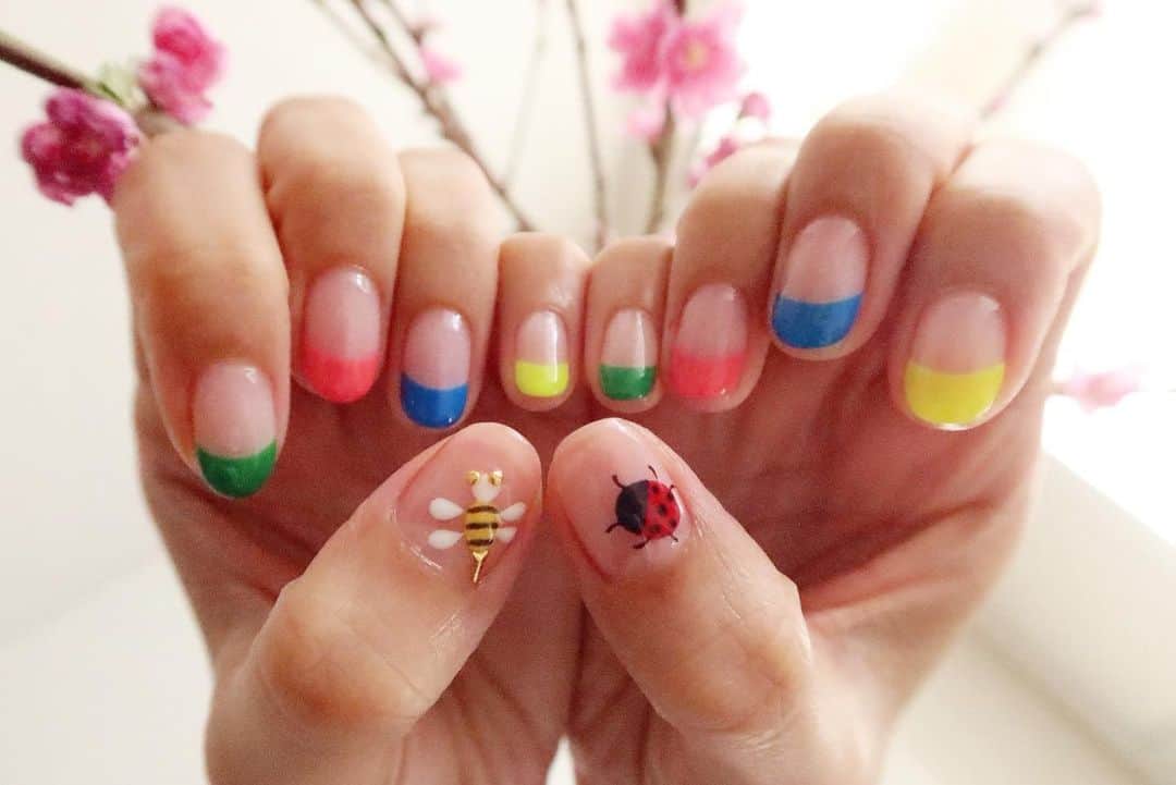 Mai Wakimizuのインスタグラム：「春ネイルにchange!!毎年この時期にやるのがハチとてんとう虫＼(^o^)／他の指はカラフルネオンカラーのフレンチに♡このピンクネオンのカラーが可愛過ぎる！一気に春めいた♡ nail by @yuka_moka  #nail#ネイル」