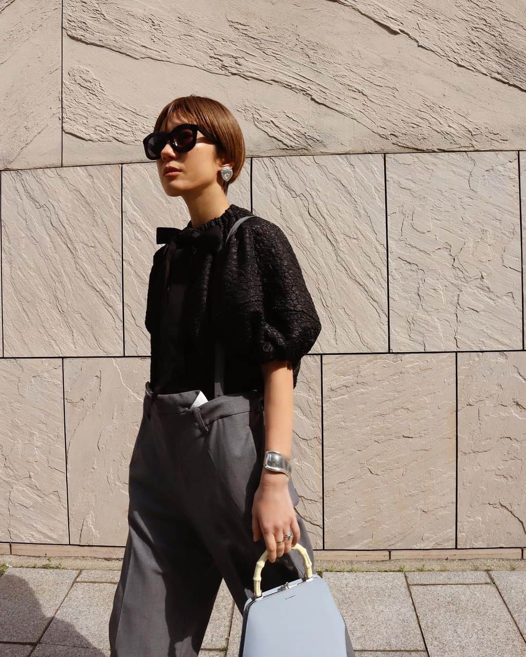 正中雅子のインスタグラム：「🖤🖤🖤  ジャガード生地のパフブラウス☺︎  甘口派も辛口派も好きなやつ🤤  首元にはギャザーお袖にもたっぷりボリュームを作り 最後の仕上げのリボンに拘り 長さやサイズ感、質感でモードさをプラス出来るようにしました🖤  甘いけどかっこよく着れる1枚です！  このスタイリングではサスペンダーPTにインしてるけど アウトして着るとポコったしたシルエットがかわいいんです！  TOKYO POPUP先行item🗼  #MACHATT #masaco服」