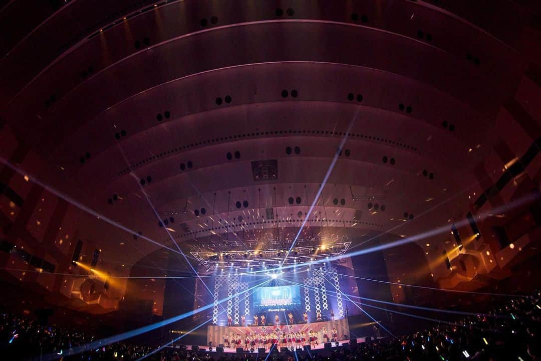 西村歩乃果のインスタグラム：「ラストアイドルから大切なお知らせが発表されました。  5/31をもちまして、 秋元康プロデュース　ラストアイドルは 活動を終了することが決定しました。  突然の報告で、 びっくりさせてしまいすみません。 これからももっと応援したいと 思ってくださっていた方、 こんな残念な報告になってしまい 私自身も心苦しく思います。  わたしは、アーティストさんのヘアメイクをしていた頃 ステージ上でパフォーマンスして、 見ているみんなの目をキラキラ輝かせられることに心から尊敬をし、 いつしか憧れを抱きました。  今となっては、自分がステージに立ち 皆さんの前でパフォーマンスをし 笑顔をたくさんもらっていました。  愛情表現をしたり釣ったりすることは 苦手で上手に出来ませんでしたが、 ずっと思っていることがあります。  みんなのこと大好きです。  活動終了まで 残り3ヶ月を切っていますが、 4/27にアルバムの発売や、 いろんなイベントがあります。  最後まで全力で活動しますので 最後まで全力で応援していただけると幸いです。  よろしくお願いします。  ラストアイドル　西村歩乃果  #ラストアイドル」