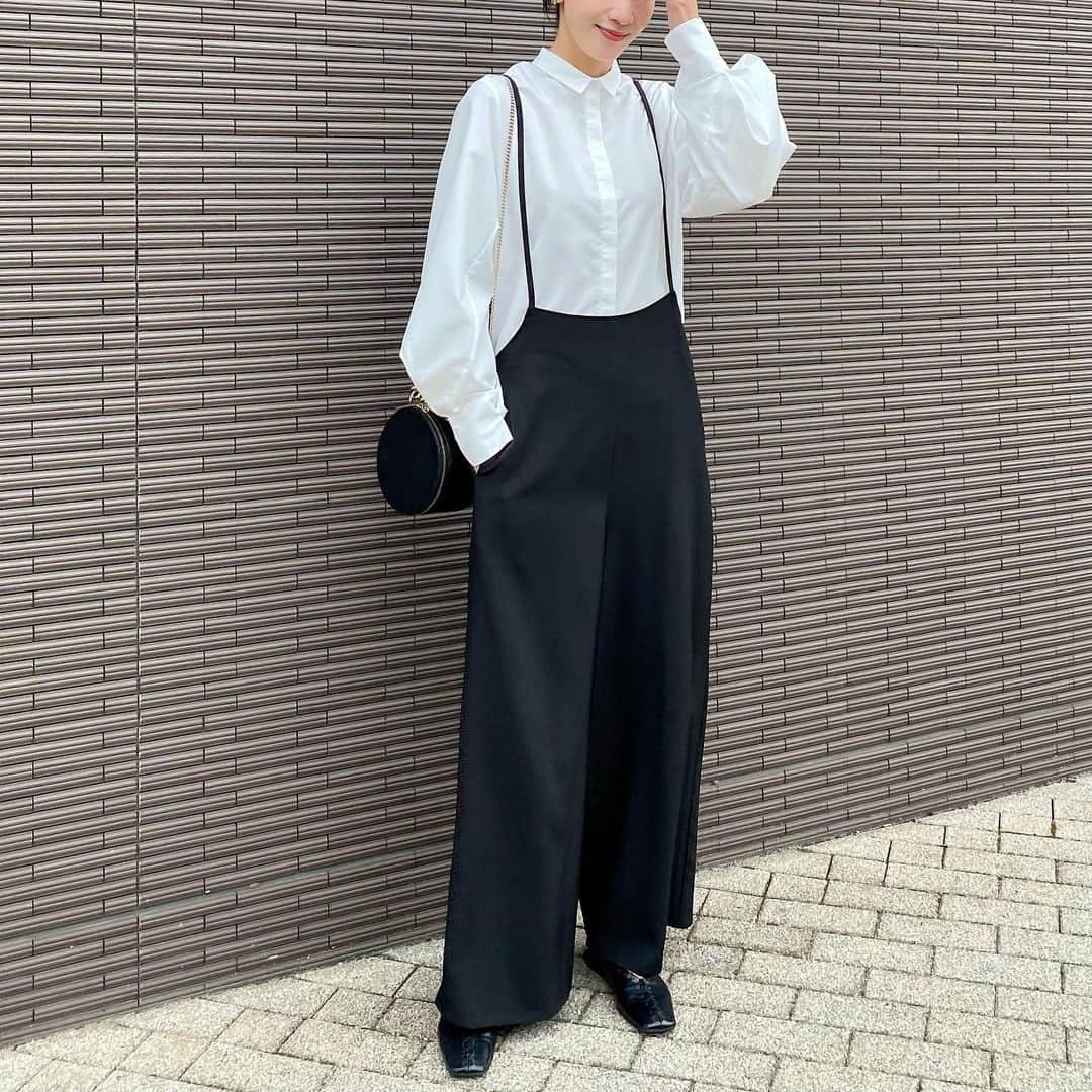 のインスタグラム：「ブラウスにサロペット  袖のボリュームが可愛いすぎる🥰このボリューム感ツボ  大きい襟が多いけどこれは逆に小さめ✨ そこがまた袖のバランスといい☺️☺️  今度ワンピースとあわせてみよ♡  tops. @urs_official #urs bottom. #kobelettuce  shoes. #bottegaveneta   . .  #urs #urs_styling#urs_official #ユアーズ#タイアップ#シャツ襟ボリュームスリーブブラウス#春コーデ#高見えコーデ#大人コーデ#着回しコーデ#骨格ウェーブ#ブルベ冬」