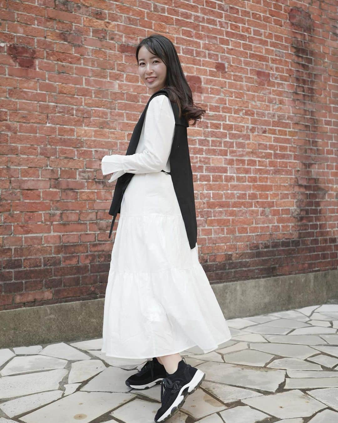 岩間恵のインスタグラム：「おとといの投稿の服 質問多かったので🤍🖤  👗 @amerivintage  👟 @chanelofficial   ブラウスはまだ少し寒かった日。」
