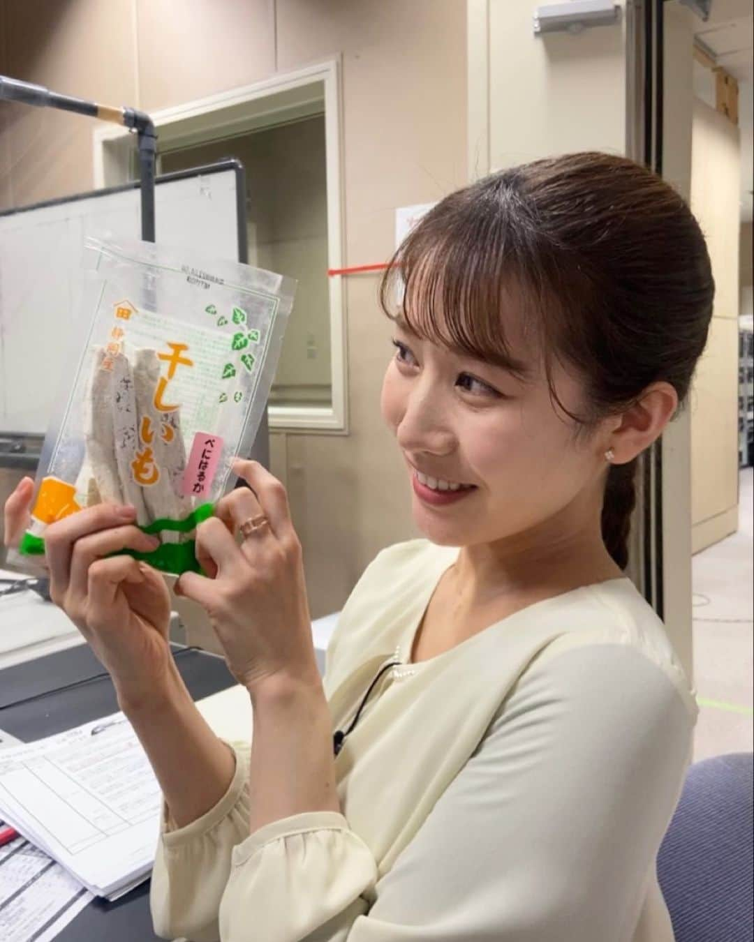 島津咲苗さんのインスタグラム写真 - (島津咲苗Instagram)「大好きな干し芋をいただいて...🍠 一口で止めるつもりが 3本も食べてしまった島津です。 食べすぎ注意ですね🤭  今日もお疲れ様でした(^^) . . . #メーテレ #アップ #島津咲苗 #干し芋 #さつまいも #べにはるか #芋好き #おやつ #おやつの時間 #メーテレアナウンサー #アナウンサー #breaktime」3月9日 19時26分 - sanae_shimazu