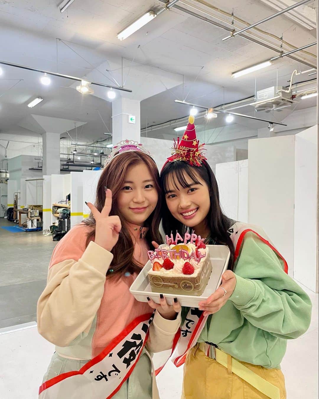 新井舞良のインスタグラム：「♯3はいかがでしたか？☀️ 私の想いとしては、とにかく楽しかったです！全ての内容が濃くて充実してました。色んな感情を経験できました👼🏻 サプライズで誕生日もお祝いして頂けて、なによりこのメンバーに祝ってもらえたことがとっても嬉しかったです。今年の21歳の誕生日は、今までで1番幸せな誕生日ウィークでした。こんな幸せを味わえて心から感謝の気持ちが収まりません😵‍💫ユナヤもおめでとうなんじゃ🎉 次回もお楽しみに。#彼とオオカミちゃんには騙されない #彼オオカミ」