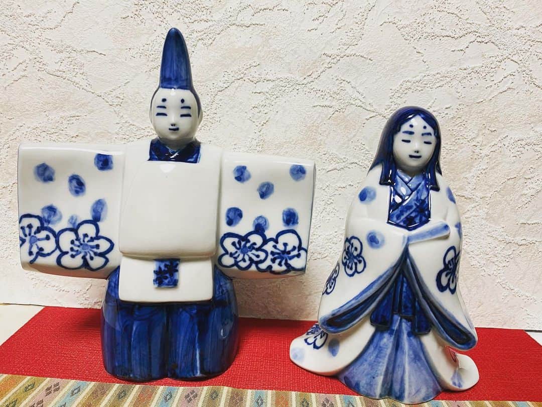 小柳津真由美さんのインスタグラム写真 - (小柳津真由美Instagram)「以前瀬戸市のイベントで染付け体験をした瀬戸物のお雛様 巨大ピラミッド型ひな段展示のお役目を終えて手元に届きました(^^)  色々と修正したい所はありますが、初めてにしては合格ライン💮かな⁉️  よーく見ると、お2人とも何か企んでる様な、笑いを堪えている様な表情💦  #瀬戸市観光協会 #瀬戸物 #お雛様 #瀬戸物のお雛様 #染付け体験 #巨大ピラミッド型ひな段展示を終えて #手元に #小柳津真由美」3月9日 19時50分 - mayumioyaizu