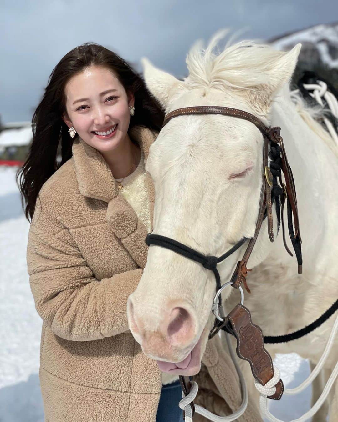 佐達ももこさんのインスタグラム写真 - (佐達ももこInstagram)「🐴🤍❄️  トマムの雪の中、 乗馬をしたのが最高の思い出✨  美しい白馬のヒカリくんに 乗らせてもらいました🤍  一面雪景色のひろ〜い敷地を お馬さんとゆっくり歩いて、 楽しい癒される時間🥺✨  ここのホテルはこの他にも、 沢山アクティビティがあるから 1日じゃ楽しみきれない😳  スノーモービルもめちゃ楽しかったな🥰  #トマム#トマム星野リゾート#リゾナーレトマム#tomamu#乗馬#北海道#北海道旅行」3月9日 19時45分 - sadamomodayo