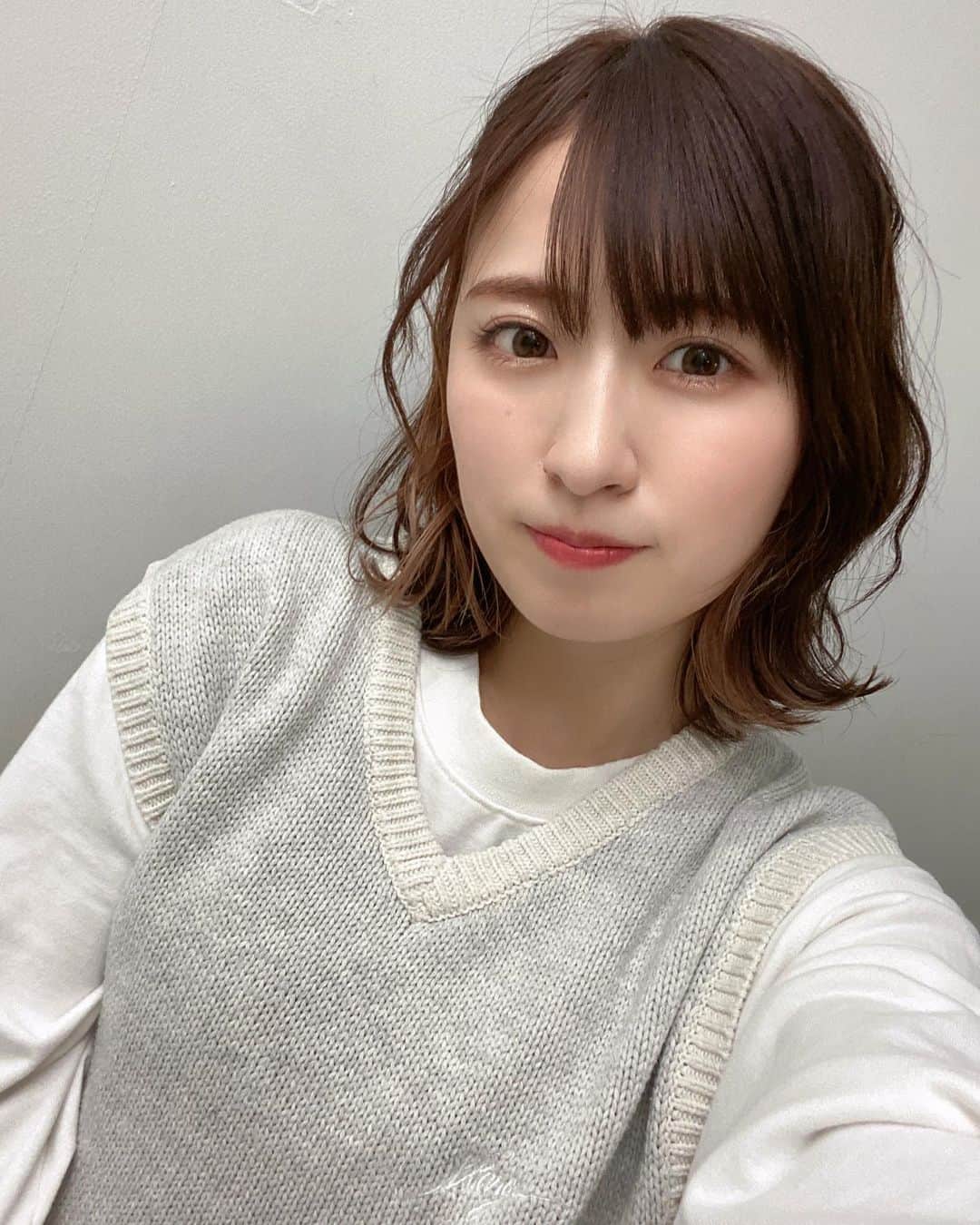 にこのインスタグラム：「髪の毛可愛くしてもらってもいつもぼさぼさになってしまつ  暴れすぎ」