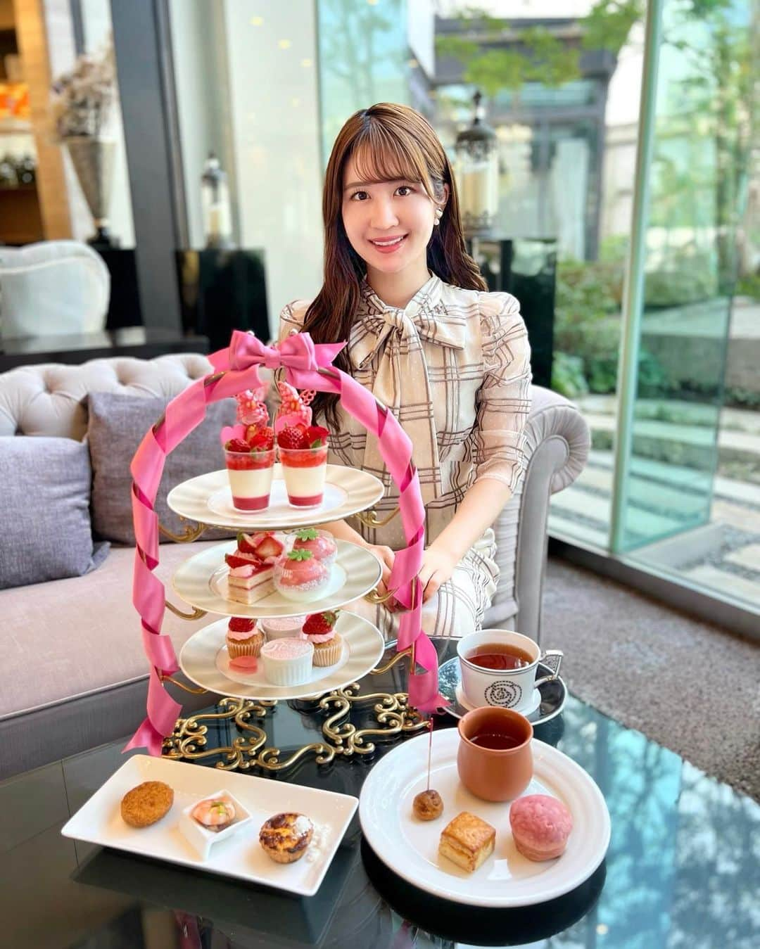 沢井里奈のインスタグラム：「⠀ ⠀ プリンセスアフタヌーンティー ～Strawberryの誘惑～☕️🍓 @strings_nagoya 🏰💐 　 “いちごの甘酸っぱい匂いに誘われて プリンセス気分でいちご畑を散歩する”が 今回のテーマみたいです👗✨ テーマから可愛い、、🥺💕💕 　 大好きないちごを使用したスイーツは どれも心躍るものばかりでした🍰❤️ 　 　 #さわーコーデ 🌷✨ 🧥outer：#Apuweiserriche 👗onepiece：#Rirandture 👢shose：#DIANA 　 #さわーコスメ 💐🤍 🎨eyeshadow：#SUQQU #シグニチャーカラーアイズ 04 純撫子 🪞highlight：#Dior #バックステージフェイスグロウパレット 004 ローズゴールド 💄lip：#JILLSTUART #ルージュリップブロッサム 125 💅🏻nail：#CHANEL #ヴェルニロングトゥニュ 491 　 　 #アフタヌーンティー #ストリングスホテル名古屋 #さわーカフェ巡り」