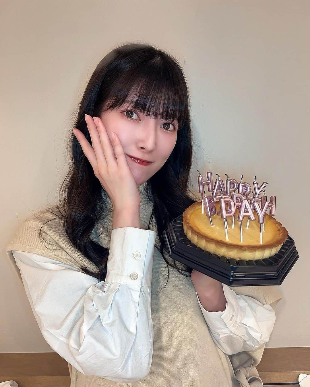 日下部美愛のインスタグラム：「22歳になりました🎂 大好きなお友達にカウントダウンしてもらって本当に幸せな誕生日になりました みんなもたくさんのDMやストーリーへのメンションありがとう😻 本当に幸せです 恩返し出来るように22歳も頑張ります！！！  #photo #japan #model #me #hair #fashion #selfie #makeup  #followme #instagood #camera #instadaily #dailylook #사진 #데일리  #데일리 #셀카 #메이크업 #아이돌 #일본 #일본여자」