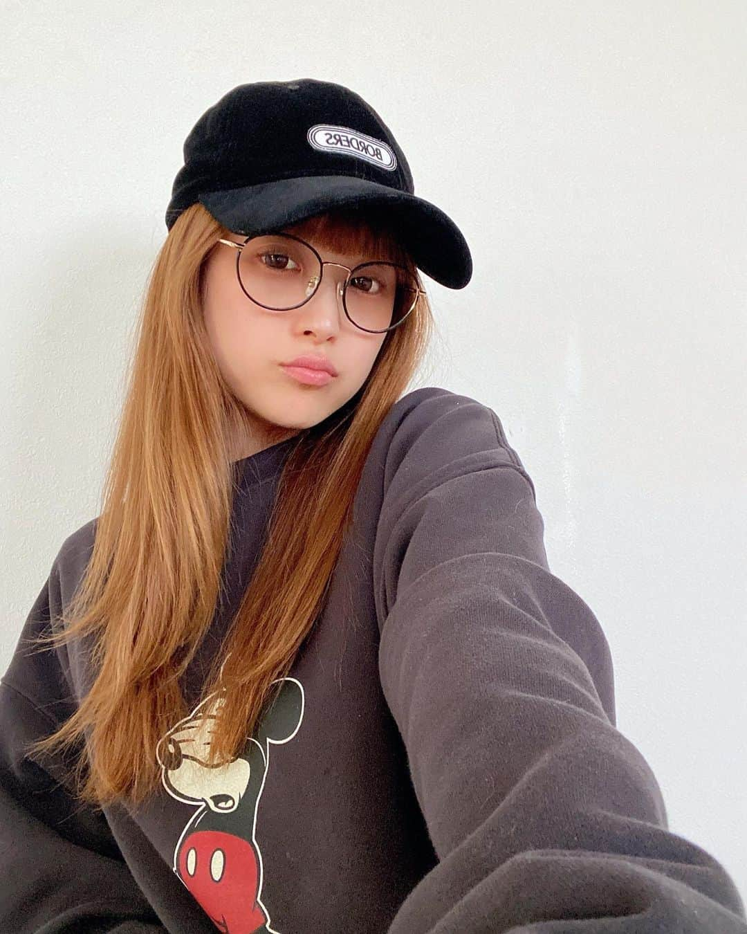 鈴木奈々さんのインスタグラム写真 - (鈴木奈々Instagram)「今日の私🧢 スッピンでカラコンは入れて、 キャップ被ってダテメガネして、 カジュアルな格好が大好きです♡ 前髪切りました😋 しかし髪伸びたなぁ〜！ #今日の私 #カラコンありのスッピンです」3月9日 19時55分 - nana_suzuki79