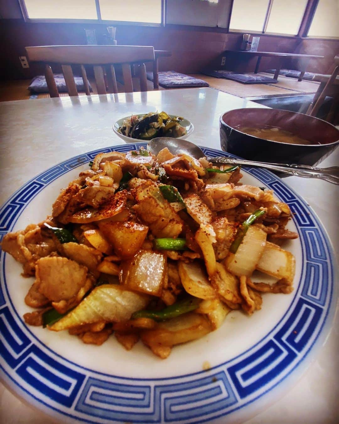 のインスタグラム：「老舗・新潟屋「肉ライス」。 懐かしい味がした。  #新潟屋 #肉ライス #昭和レトロ #ライスは下に隠れてます」
