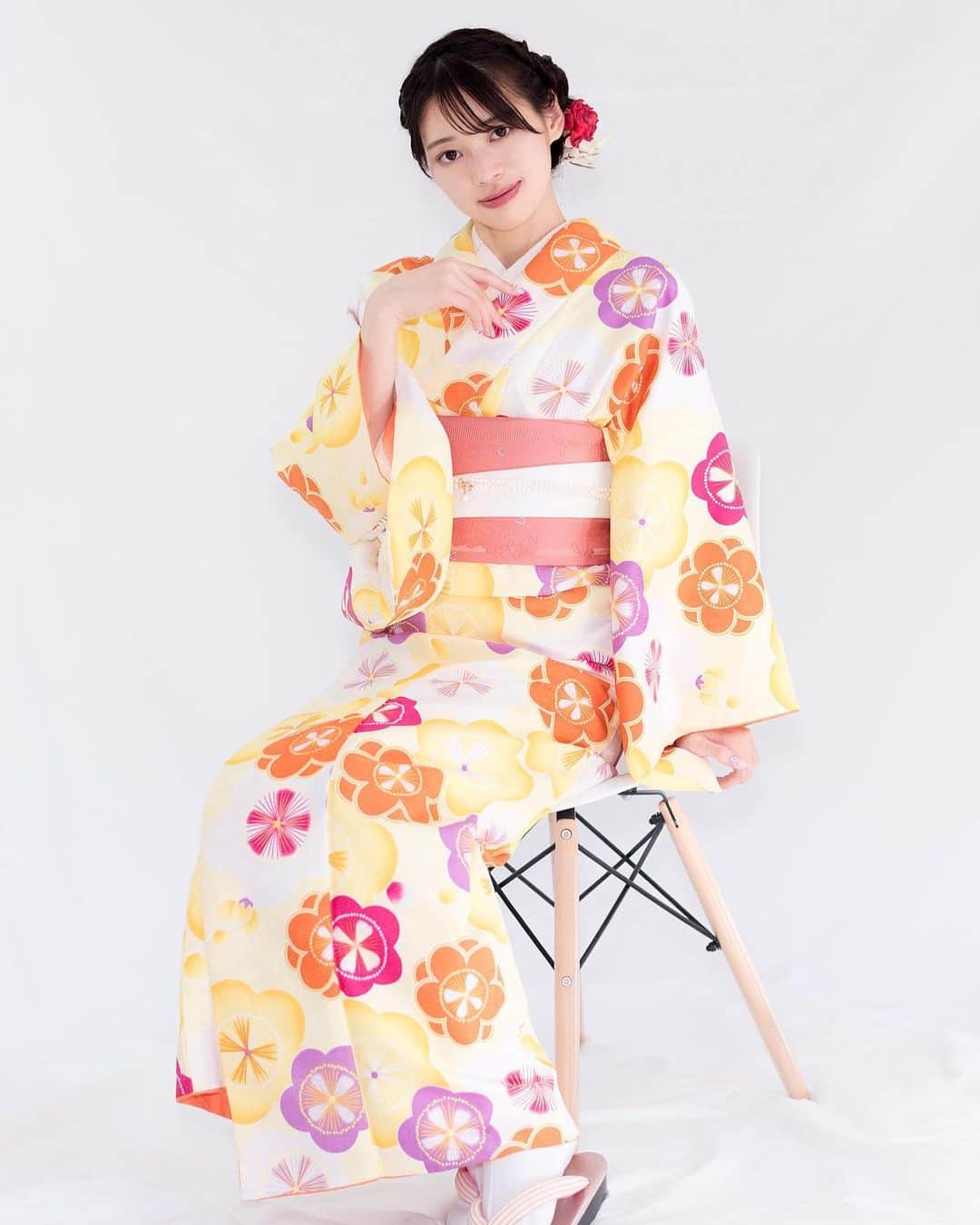 藤田いろはのインスタグラム：「今日めちゃくちゃ制服にお花を持った子たちを見たから卒業式だった人が多かったのかな🌸 卒業おめでとうございます✨ とてもめでたい🐟」