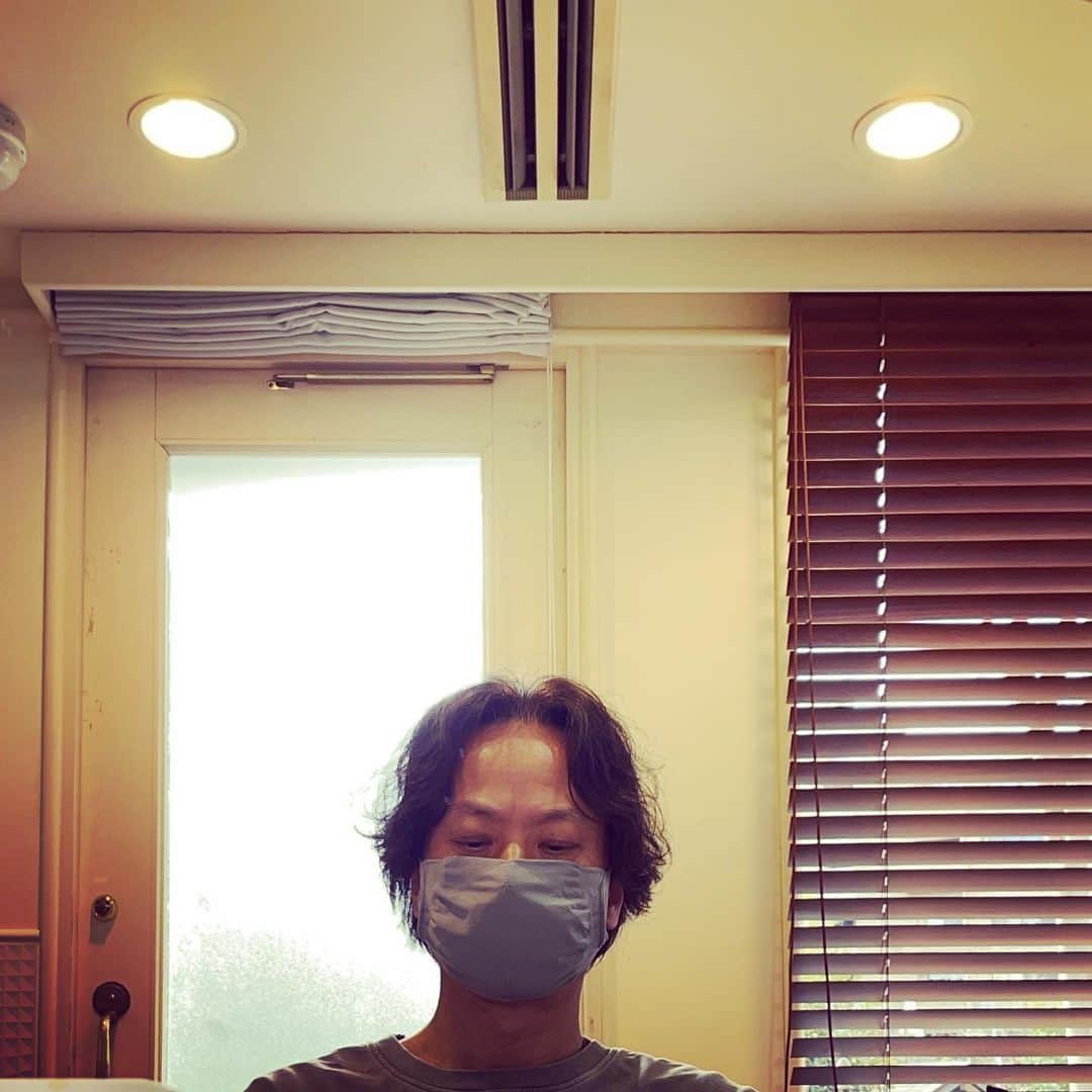 椎名桔平さんのインスタグラム写真 - (椎名桔平Instagram)「#haircut #ヘアカット💈 今までで一番長いかなぁと。 映画終わるまでは、 このままです。^_^」3月9日 20時10分 - kippeishiina