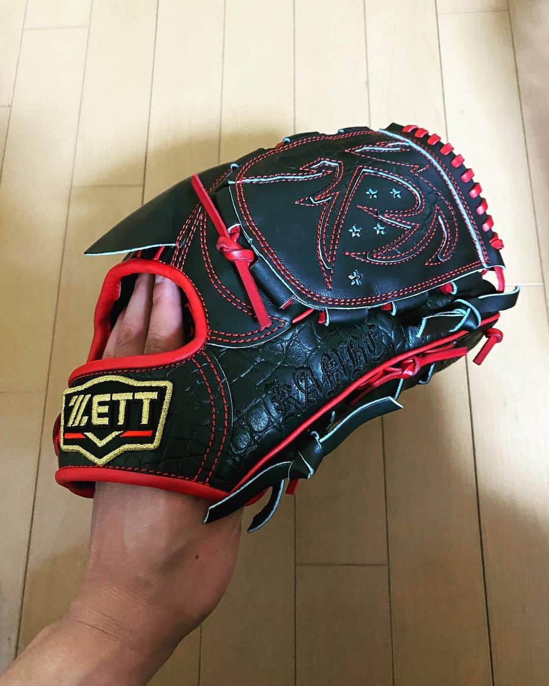 神戸文也のインスタグラム：「今年のグローブが届きました😊 まもさんモデルで作りました⚾️  2019年に澤ちゃんが使ってたグローブとほぼ同じです🤣 センスがいい澤ちゃんが使ってたから間違いないと思います⚾️  #ZETT #newグローブ #エイジェック硬式野球部 #社会人野球」