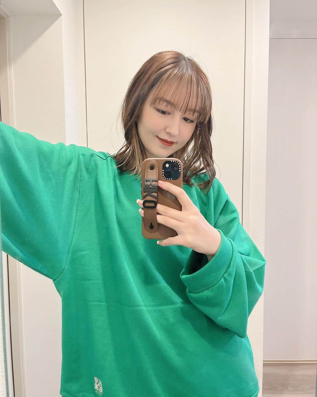 のインスタグラム：「春カラーかわいい~🍀 ピンクとかグリーンとかイエローの服着たくなっちゃうよなぁᴗ̈ このトレーナーは最近ゲットした中でもお気に入りの♡  #りかりこ#双子#ファッション#コーディネート#コーデ#春#春コーデ#トレーナー#グリーンコーデ#春服#spring#fashion#ootd#followｍe#오오티디」