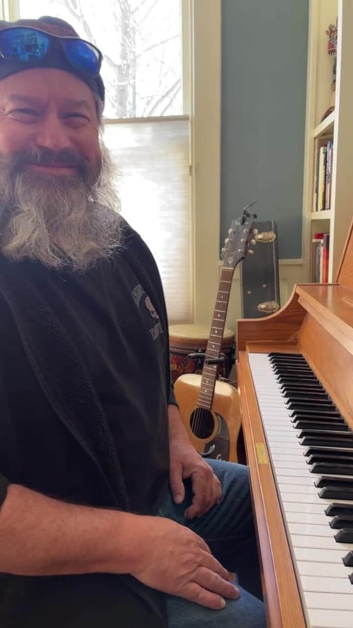 コンラッド・アンカーのインスタグラム：「Tom Bengston @leather_tsuba  playing the keys on a Wednesday morning. Peace be with you.」