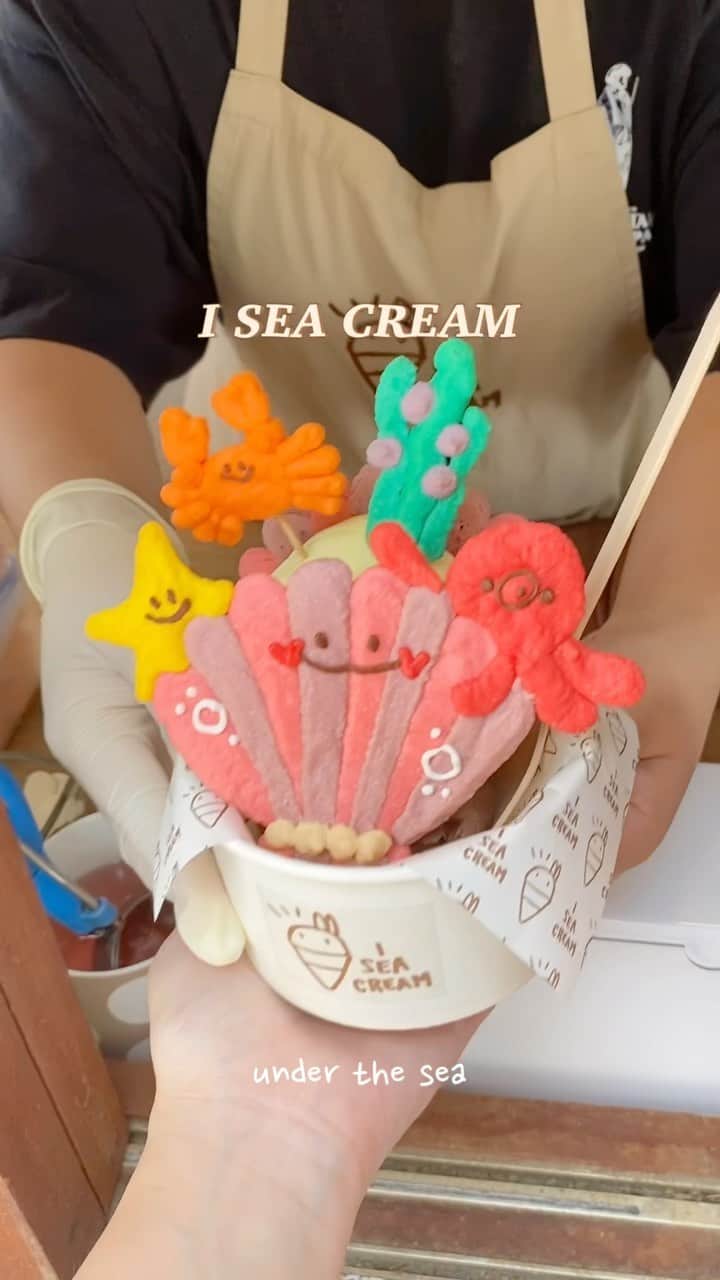 Song Sweet Songのインスタグラム：「🦀🐙⭐️🐚🌊🍨✨ Welcome to My Ice Cream shop >> @iseacream_cafe  เวลคั่มทูบางแสนค่า ใครมาเที่ยวชล แวะมาเจอกันได้นะค้าบ💕  #songsweetsong #songsweetsong_macaron #cafehoppingchonburi #cafechonburi #chonburicafe #iseacream #マカロン #macaron #underthesea #icecream」