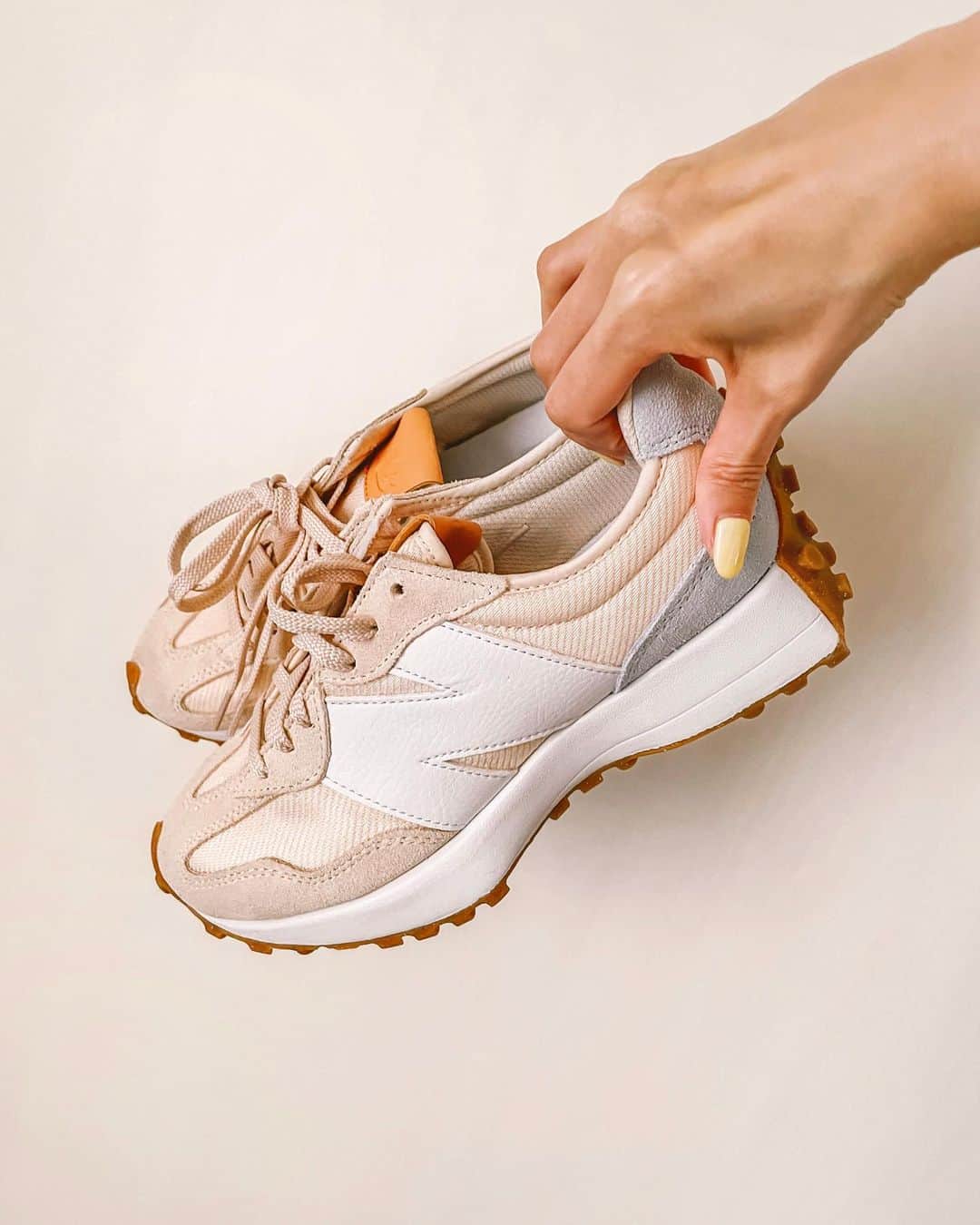 瀬口かなのインスタグラム：「お気に入りすぎるNew BalanceのNewスニーカー🥺💓😮‍💨💓 ⁡ 久しぶりに可愛い！？と思って買ってしまった。てかこのシリーズ全部カラー展開可愛すぎんか。。初めてこんなにスニーカーにときめいたかも、集めそうで怖い。😮‍💨💓 ⁡ ⁡ #ニューバランス #newbalance #newbalance327 #スニーカー #スニーカー女子 #スニーカーコーデ #ベージュカラー #ベージュコーデ #スニーカー好きな人と繋がりたい」