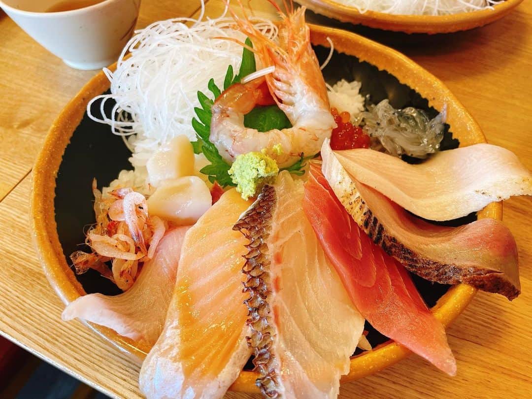 大森万梨乃のインスタグラム：「ㅤㅤㅤ #丼くらべ （沼津市） 丼から溢れ出る魚たち、絶品です✌️ ㅤㅤㅤ #沼津グルメ #沼津港 #静岡グルメ #沼津ランチ #海鮮丼 #海鮮丼ランチ」