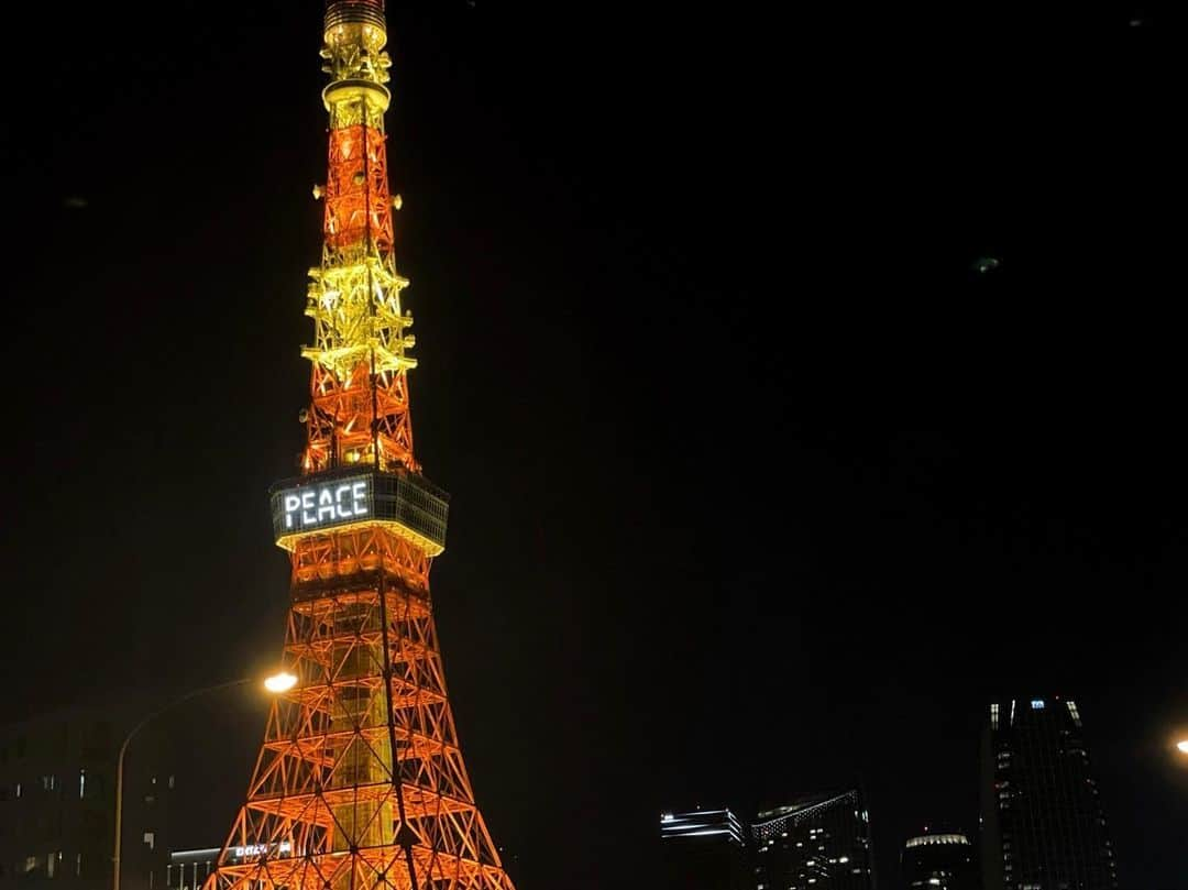 土屋光太朗のインスタグラム：「この数年に起こった出来事で今までの当たり前だった日常が送れなくなってしまったり、大変な思いをしてる人がたくさんいると思います。  僕もその1人でした。  大変な時はついネガティブ思考になりがちで、必要以上に考え込んでしまったりして辛いですよね。  だけどそんな時こそ前向きに、ポジティブな考えにすること。なんとかなる、大丈夫ってたくさん脳に言い聞かせる。そうしていくと段々とポジティブ思考に変わっていって、今が楽しくなって将来の自分にワクワクしてくるんです！  もし周りに助けてあげなければいけない人がいたら、"頑張れよ" じゃなくて "一緒に頑張ろう" って手を取り合って助けてあげましょう。  戦争は、こんな簡単な言葉ではどうにも出来ませんが、僕たち一人一人が何か出来ることを考えて、みんなが手を取り合える社会になれば良いなと思います。  一刻も早い終戦を願います。  #peace」