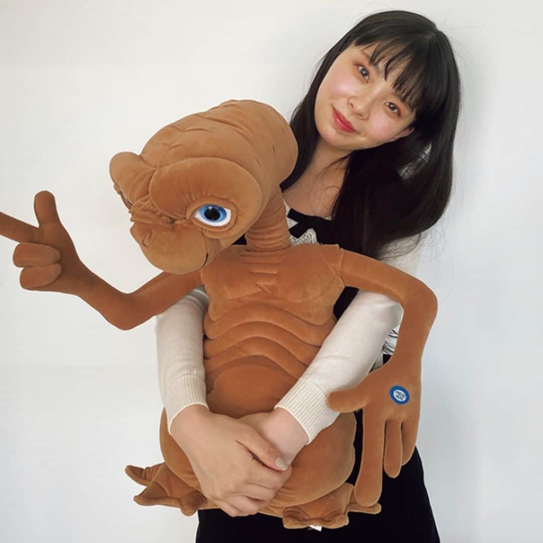 MOREさんのインスタグラム写真 - (MOREInstagram)「モアモデルになりました with E.T.？ 【MORE4月号オフショット】  4月号から新たにモアモデルに加わった川口ゆりなの初オフショット。 可愛い（？）ぬいぐるみと一緒にお届け。 可愛がってくださいね♪  #MORE #moremagjp #デイリーモア #モデル #model #川口ゆりな #kawaguchiyurina #YURINA #モアモデル #モデルのデジレポ #オフショット #撮影」3月9日 22時00分 - moremagjp