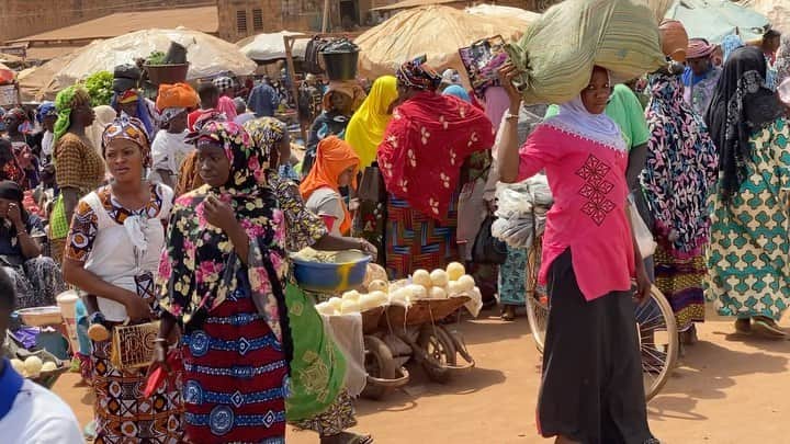 中鉢明子のインスタグラム：「🇲🇱Sikasso is the second largest city in Mali after Bamako and famous for the large market. シカソはマリ共和国で2番目に大きな街です。交易都市として栄えていて大きな市場が有名です🚗💨#車窓から#シカソ#マリ共和国＃アフリカ#市場#sikasso#mali#africa#market」