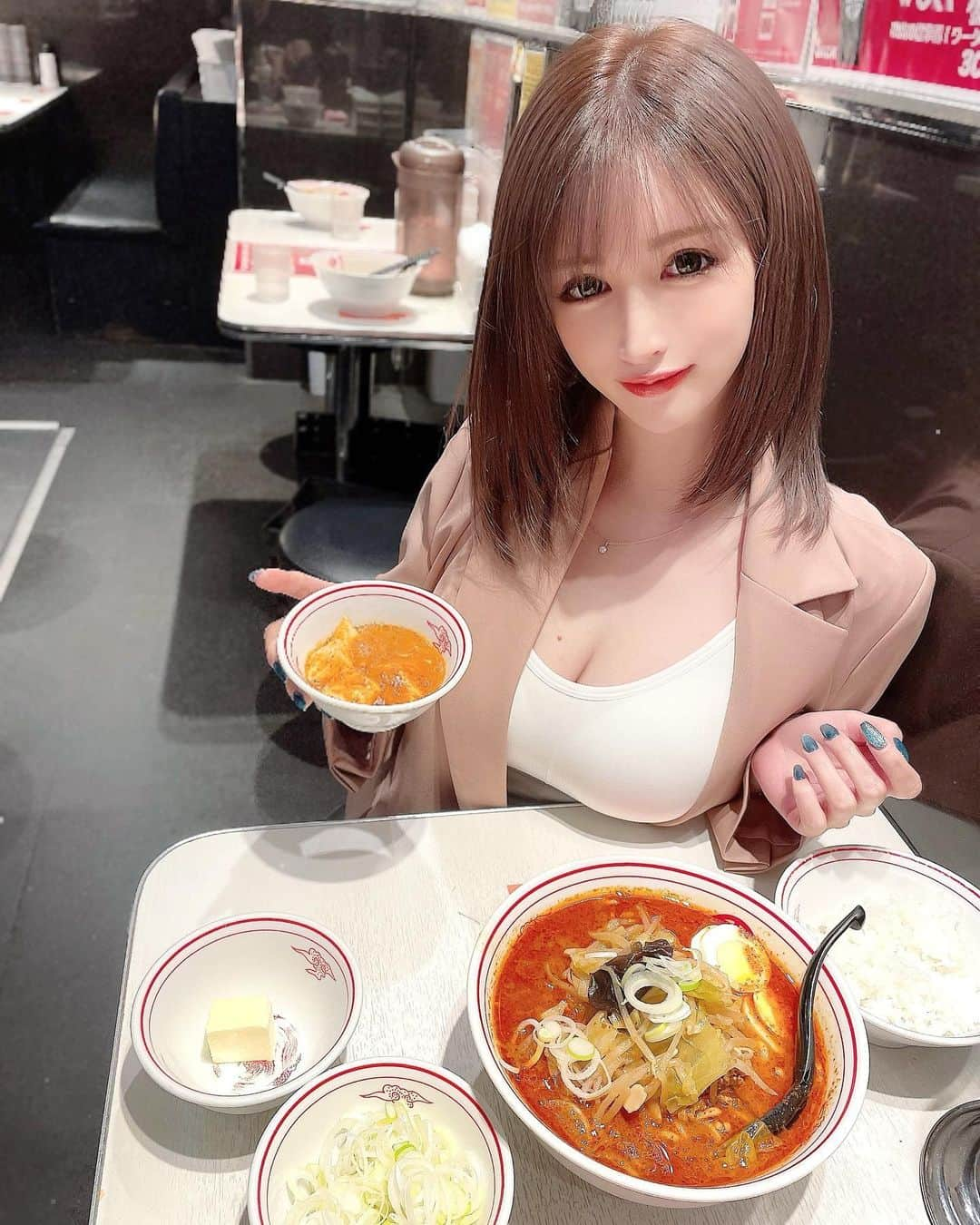 さーぽんさんのインスタグラム写真 - (さーぽんInstagram)「久しぶりの中本の北極🍜♡ . イメチェンしたよ🥰❤️ ちばちゃんカット・カラー 上手過ぎ🥺✂︎ありがとう🤍 . #中本 #辛いの大好き #ミディアムヘア」3月9日 22時15分 - rk_27829