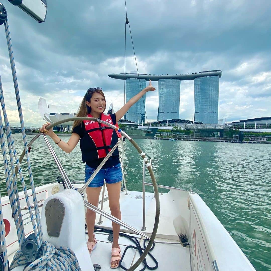 のインスタグラム：「Sailing at The Marina Bay⛵️ This sailing is free😳! Just google “DBS Sailing“  マリーナ湾をヨットでセーリング⛵️ なんとこれ毎週末誰でも無料で乗れちゃうの😳✨ 風が気持ちいいし、景色も良くて最高だった☺️ 操縦させてもらって気分は海賊王🏴‍☠️😎  最近雨期で、午後になると曇ったり雨降ったりするから、空が重そう🤣📸 次は晴れてる時に乗りたいな☀️  ⛵️DBS Sailing⛵️  ・土日の午後に40分の無料セーリング ・予約は毎月第3月曜日の12時受付開始(人気だから早めに予約しよ🙆‍♀️) ・リンクはストーリーか「DBS Sailing 」で検索 ・日焼け対策必須🌞 ・操縦は船にいるスタッフさんが教えてくれるよ⚓️ ・ヨットまで連れてってくれるスピードボートも速くて超楽しい😆  #dbssailingatthebay#sailing#sailinginstagram#singapore#シンガポール#singapura#海外生活#海外旅行#海外移住#シンガポール生活#シンガポール在住#싱가포르#新加坡」