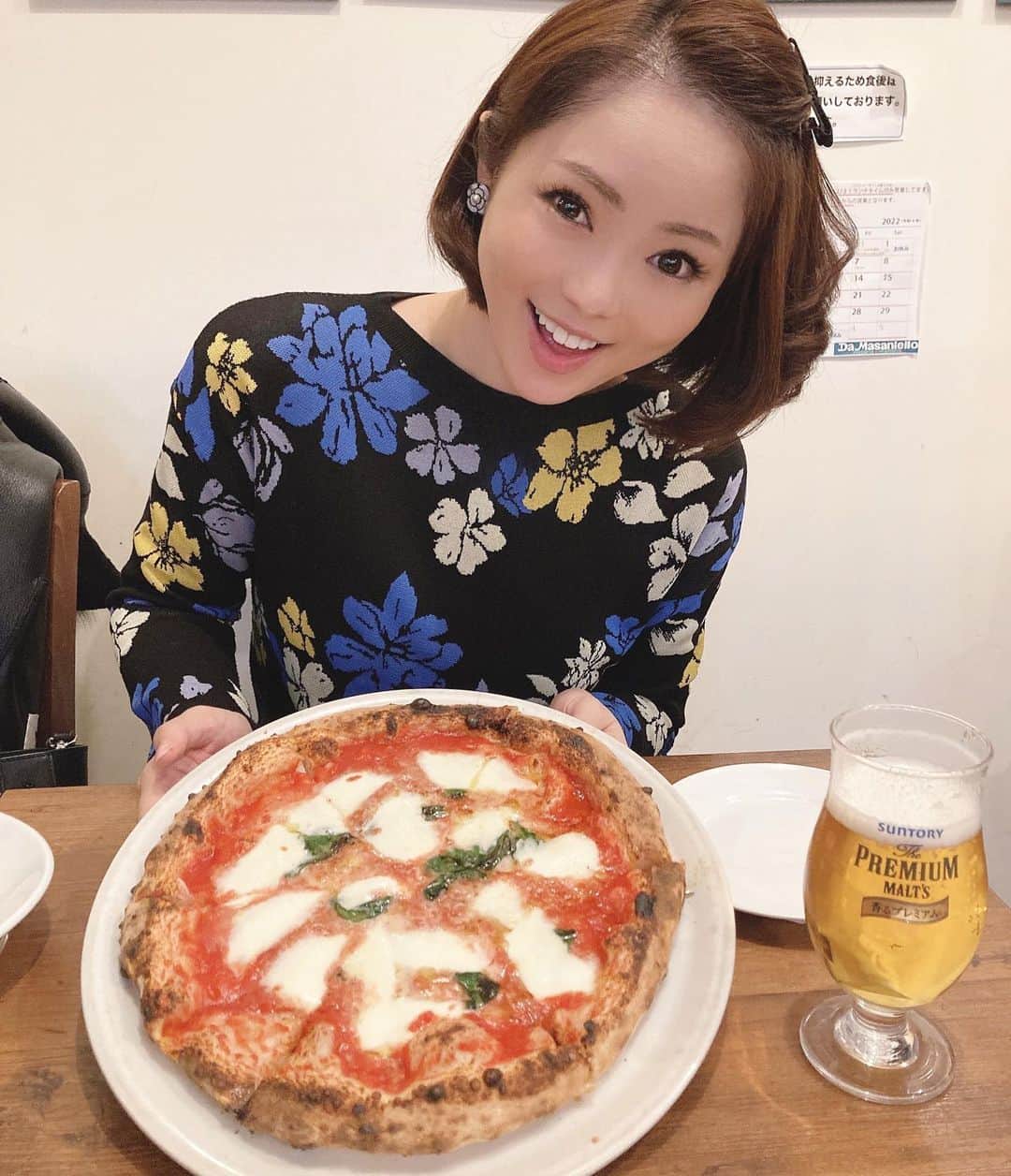 近藤英恵のインスタグラム：「宝塚にあるピザの名店へ🍕✨ (時差投稿)  一緒に行った従姉妹に「えっまだ食べるの…？」と怖がられた夜😂  #🍕#ピザ#初訪問#美味しいものと私#観劇後#胃袋♾#ごちそうさまでした#ピザスタグラム#美味しいもの好きな人と#SNS上だけの付き合いなら#繋がらなくていいや#🤗」