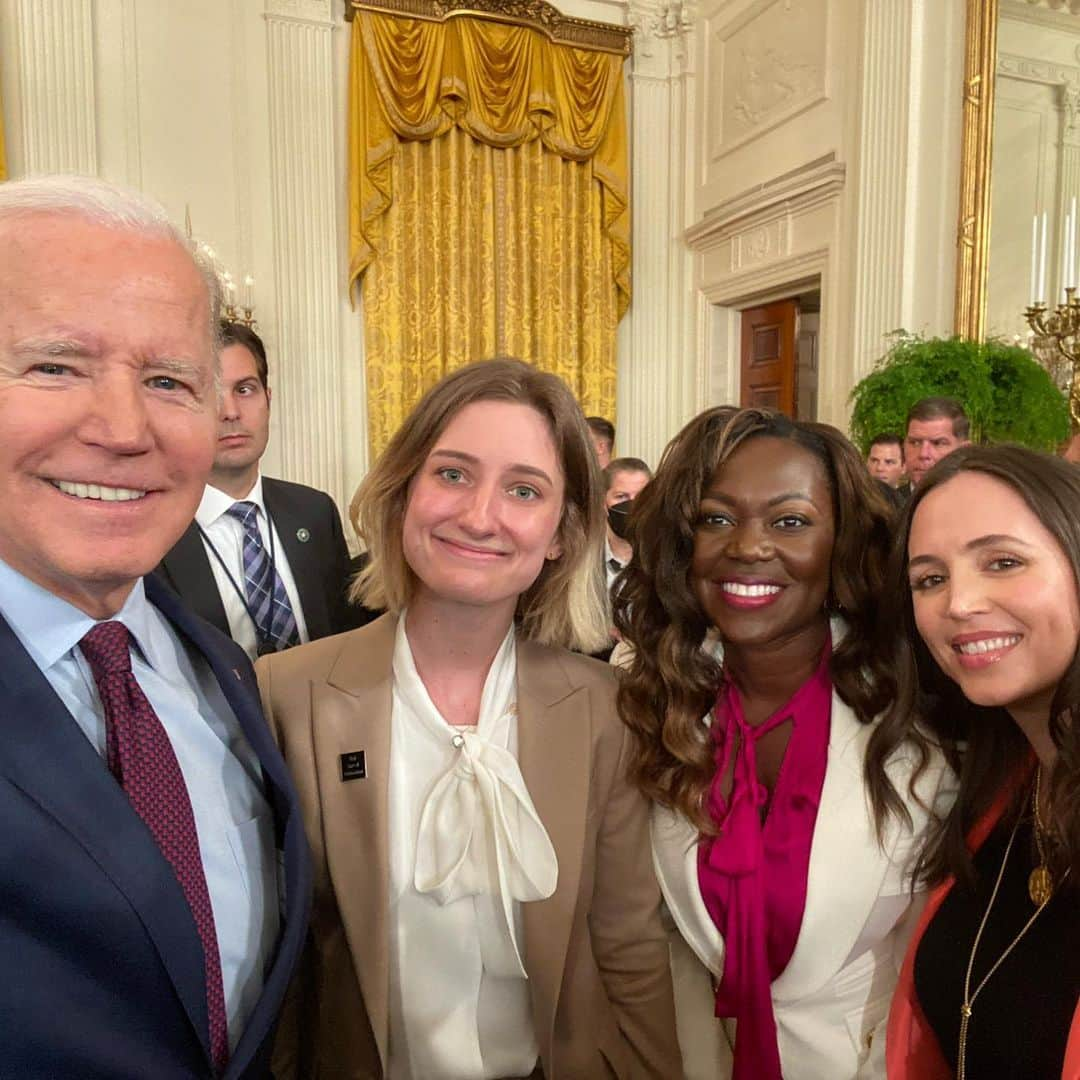 エリザ・ドゥシュクさんのインスタグラム写真 - (エリザ・ドゥシュクInstagram)「We were invited to @WhiteHouse by @POTUS last week to attend the signing of the “Ending Forced Arbitration for Sexual Harassment & Sexual Assault Bill” into LAW.   This new law will protect women & men from being bound by oppressive, unfair, secretive clauses in their employment contracts, clauses that protect abusers/harassers before they commit their shi**y acts. This has been the standard practice in the entertainment industry & MANY others for too long. This new law is being described as one of the most important labor/employment laws of the last 100 years.   For me, this was closure & a new beginning. Unexpected, surreal, humbling, validating, one of the most meaningful roles in my life/story.  You never know what the universe might present. When pain becomes a propellor to help others, when there was an opening to play a small part in something so much bigger than me, I’m feeling a modicum of real satisfaction & some true peace.  President Biden & VP Kamala Harris spoke & shared genuinely in a highly personal manner with me & the other brave women in attendance. We had been subpoenaed & came to testify before the Judiciary Committee of the U.S. Congress last November — which led to the bill’s passage in the Senate, then to the President’s desk for signature on Thursday. POTUS & VP could not have been more real, present, & gracious.  Congresswoman @CheriBustos & her colleagues in the House & Senate from both sides of the aisle, a huge heartfelt THANK YOU for your leadership & courage. You improve lives w/ this legislation.  Big ups to @GretchenCarlson who has been steadfast in pushing this bill towards its bipartisan victory.  Ever grateful to my team, Barbara Robb, Neil J, Peter P, my rock- you rock.  There’s more to be done. As our VP shared in her opening remarks, next up must be broader “forced arbitration” repeals to protect the rights of American workers in the context of wage theft, racial discrimination, & unfair labor practices. This is not partisan; as she said, it’s about right versus wrong. It’s good for all workers & for employers too.   Thanks, from the bottom of my ♥️ to my family, peeps, & fans for your enduring support.   Keep the faith 🙏」3月9日 22時47分 - elizadushku